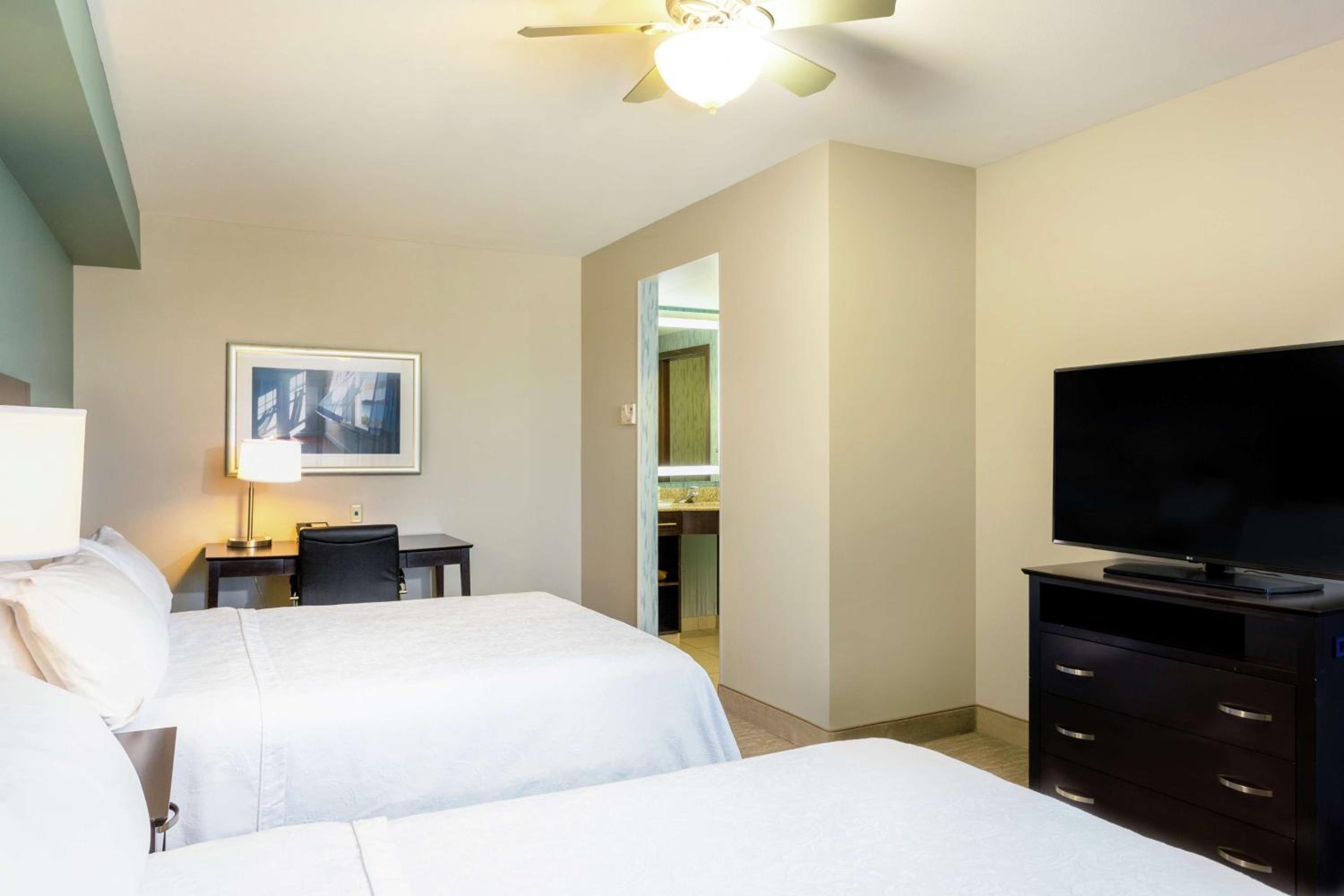 One-Bedroom Queen Suite with Two Queen Beds - Non-Smoking photo 3