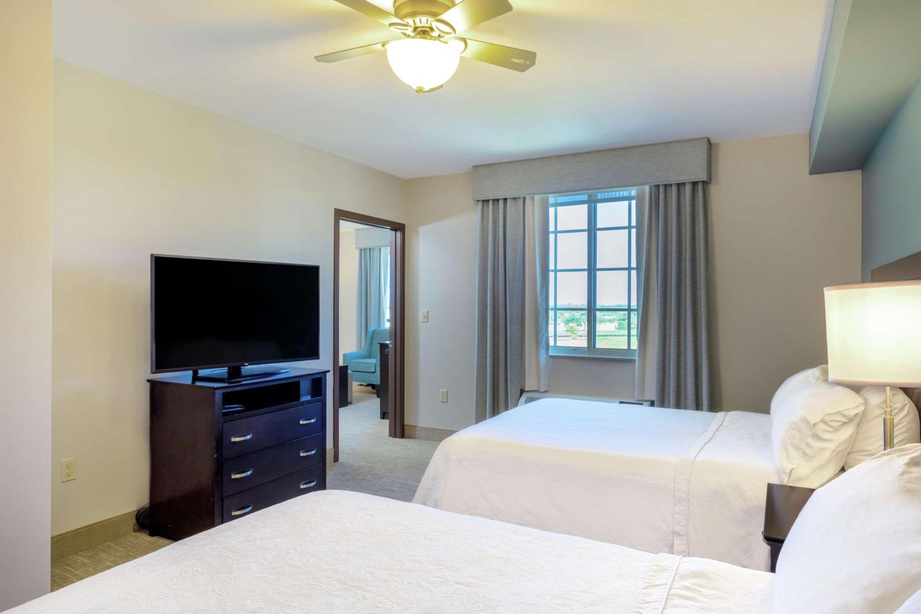 One-Bedroom Queen Suite with Two Queen Beds - Non-Smoking photo 2