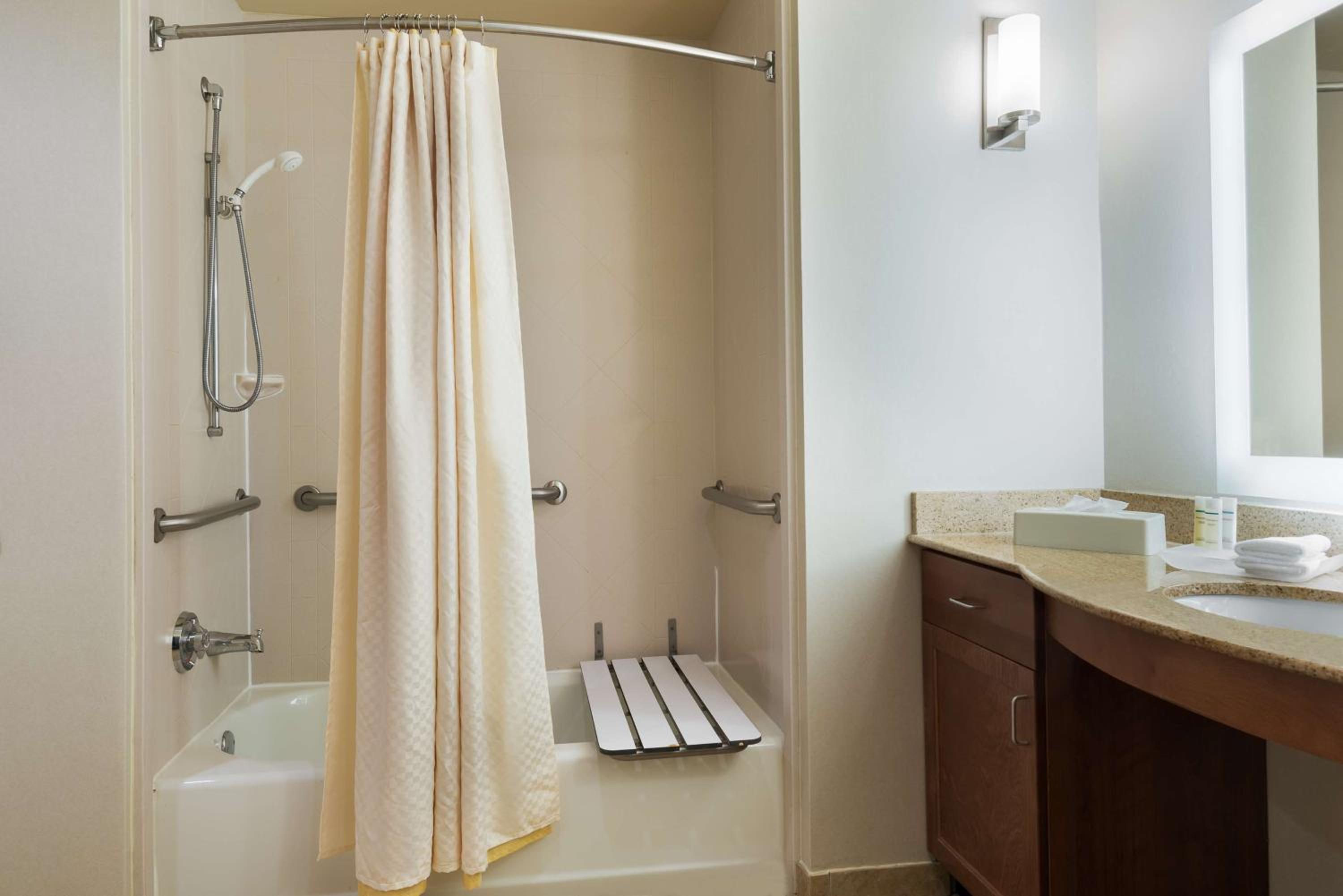 King Suite with Accessible Tub - Mobility and Hearing Access/Non-Smoking - Photo 3