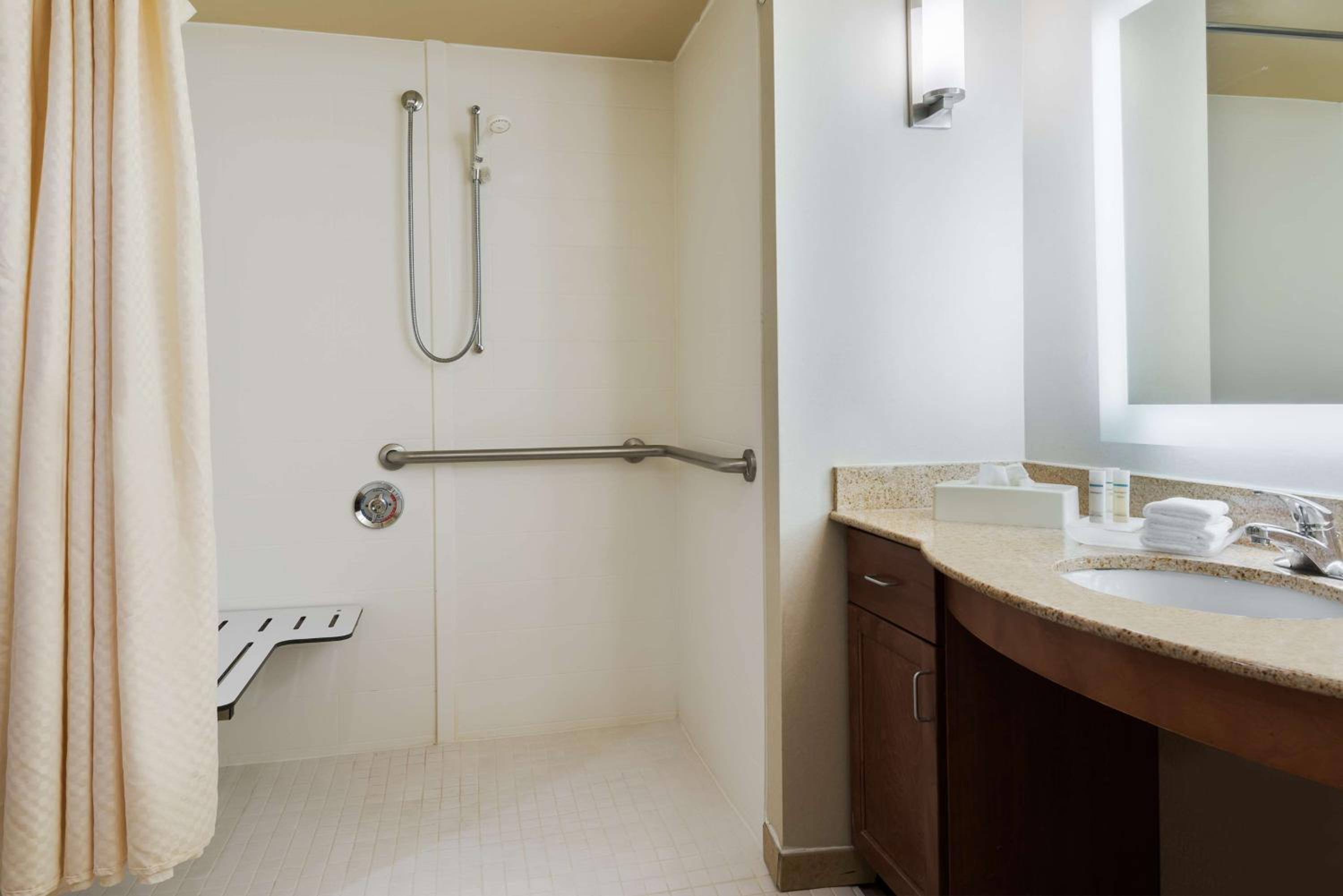 Suite with Two Queen Beds and Roll-In Shower - Mobility and Hearing Access/Non-Smoking - Photo 3