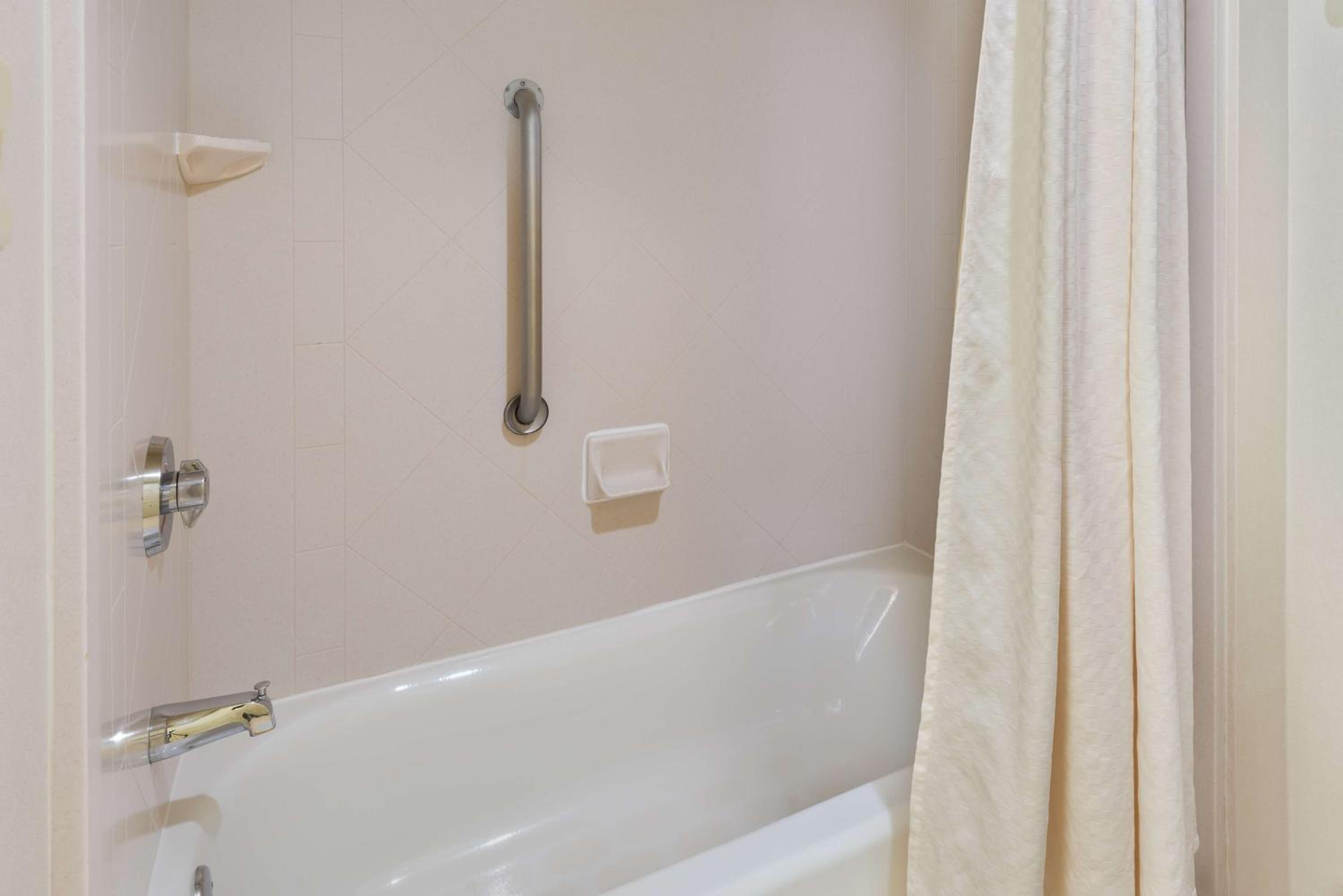 One-Bedroom Queen Suite with Two Queen Beds - Non-Smoking - Photo 4