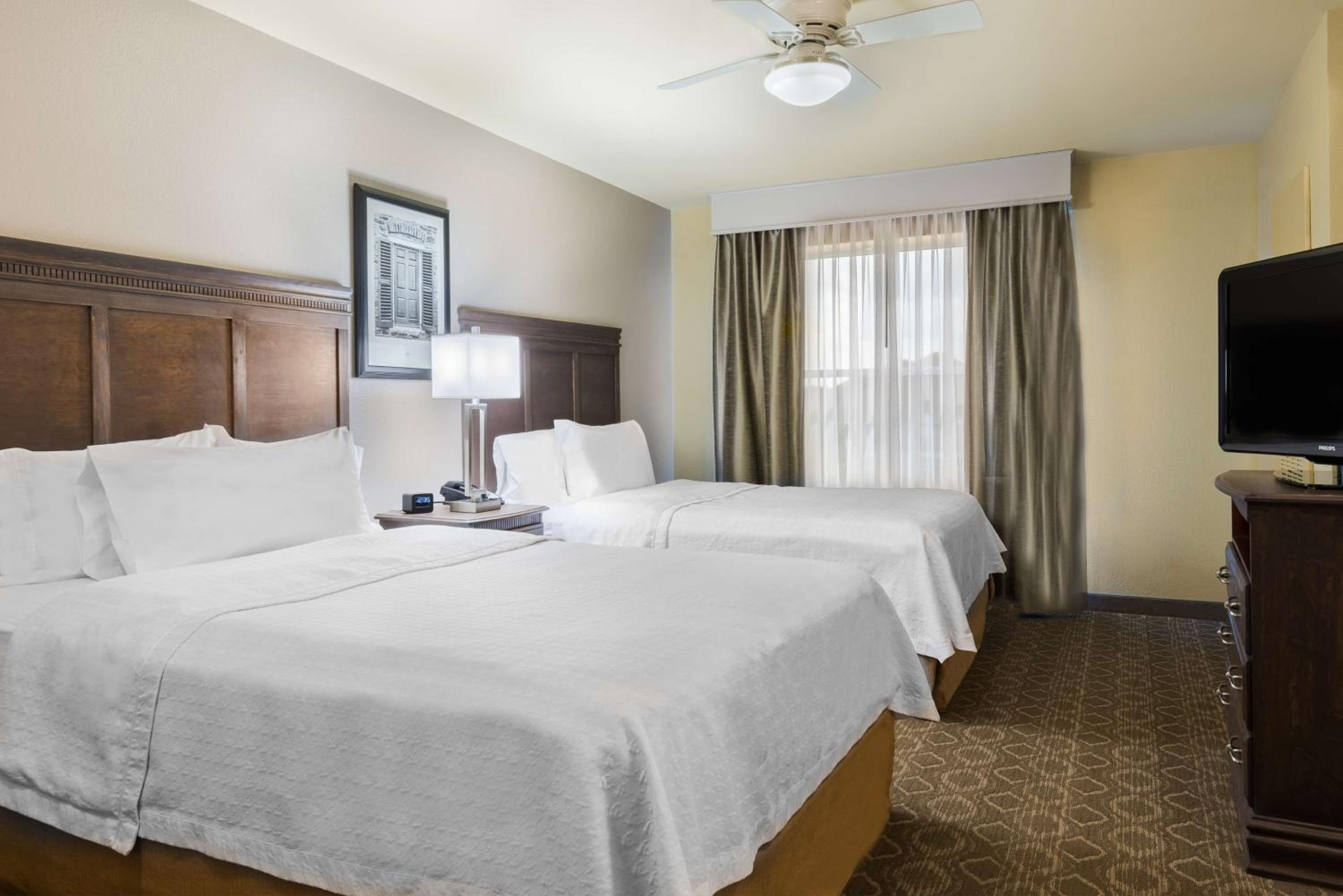 One-Bedroom Queen Suite with Two Queen Beds - Non-Smoking - Photo 5