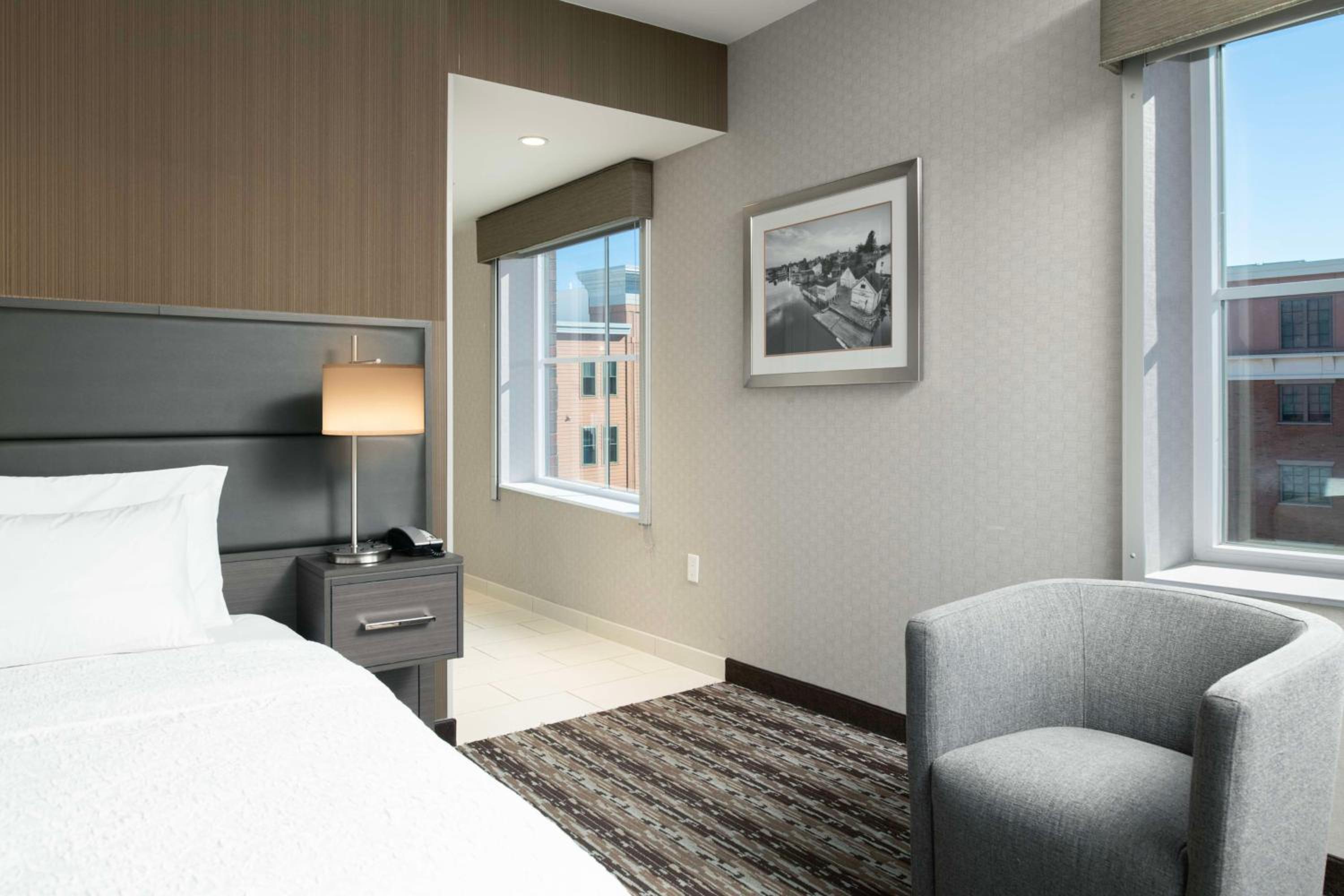 King Room with Accessible Tub - Mobility and Hearing Access/Non-Smoking photo 1