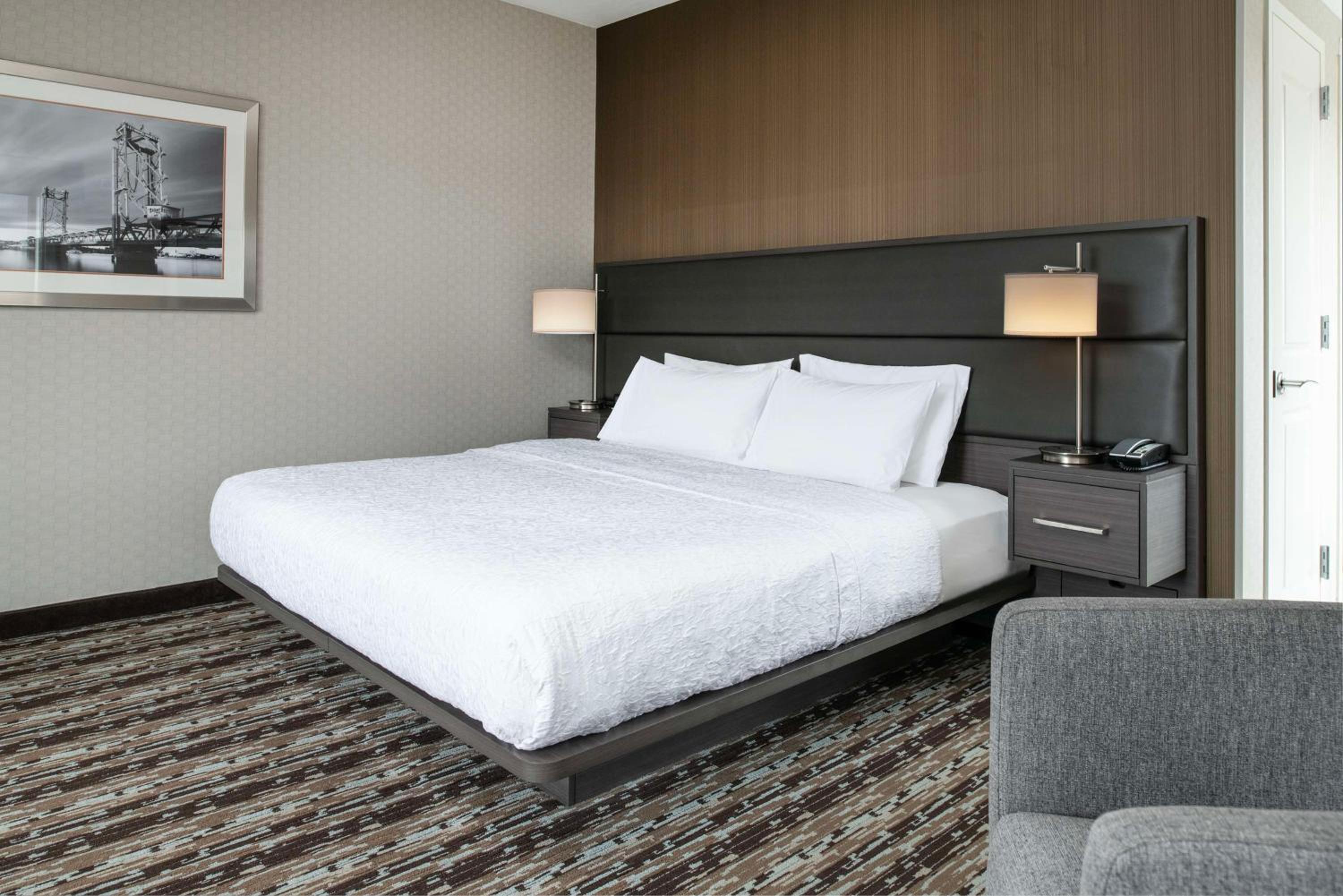 King Room with Accessible Tub - Mobility and Hearing Access/Non-Smoking photo 3