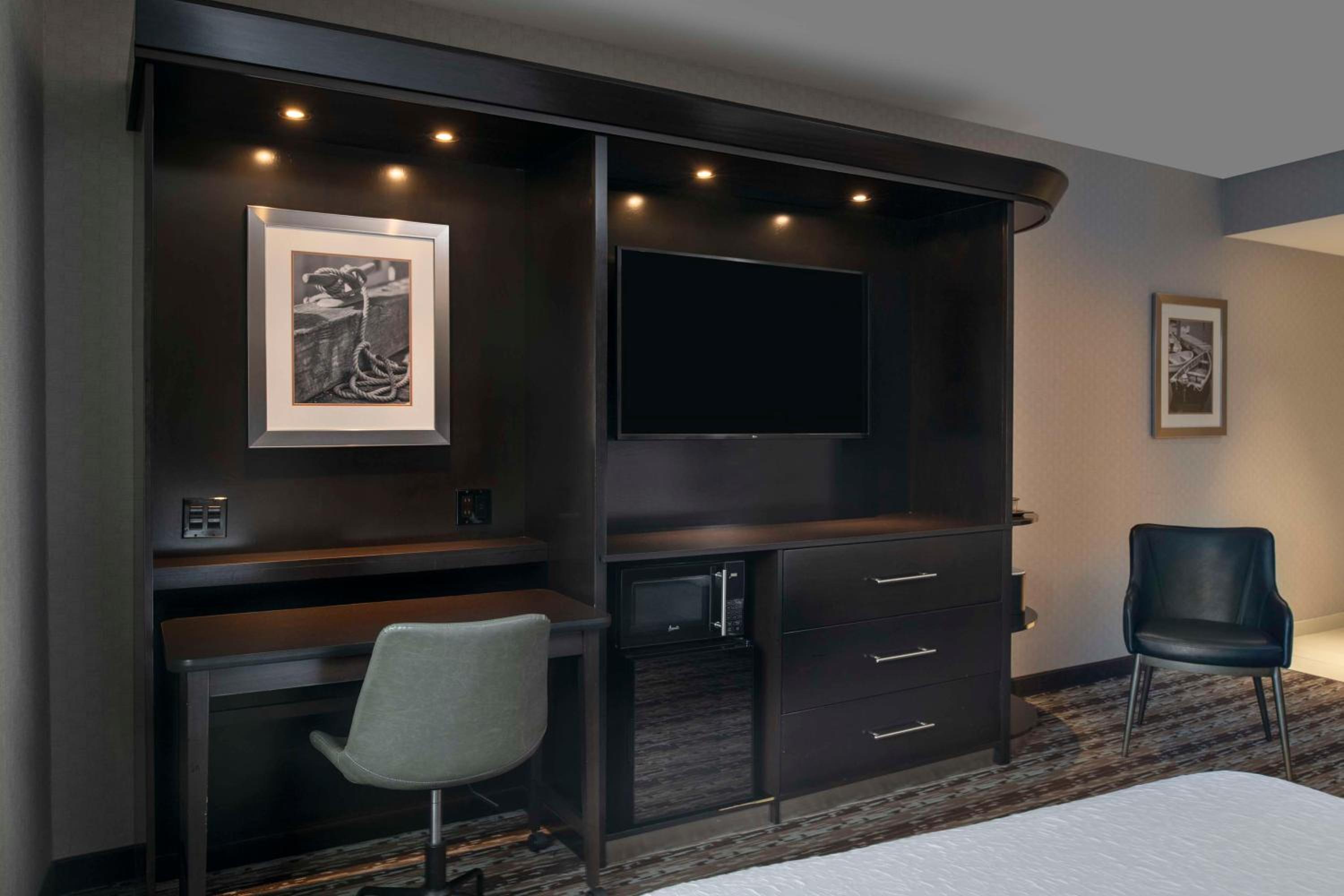 Queen Room with Two Queen Beds - Mobility and Hearing Access/Non-Smoking photo 2