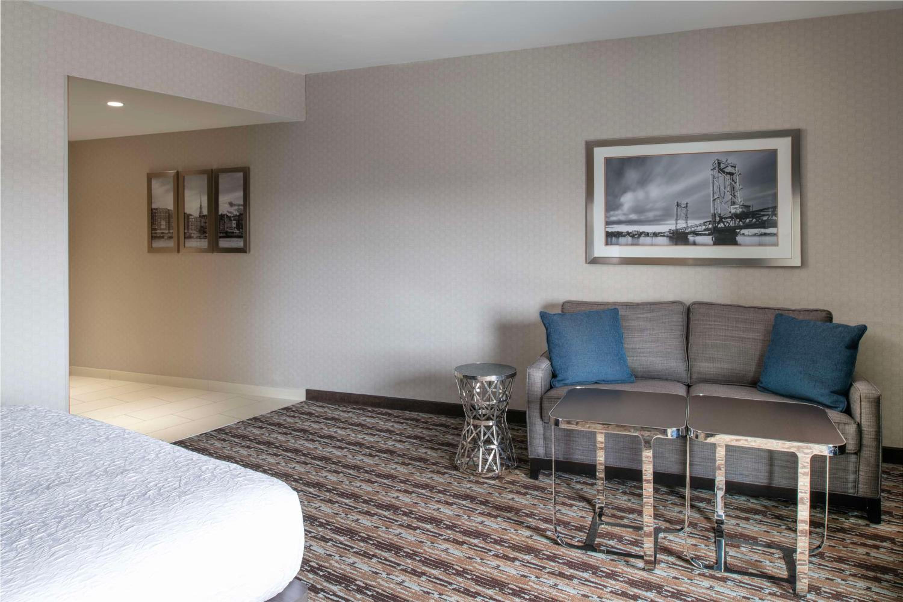 King Room with Sofa Bed - Non-Smoking photo 3