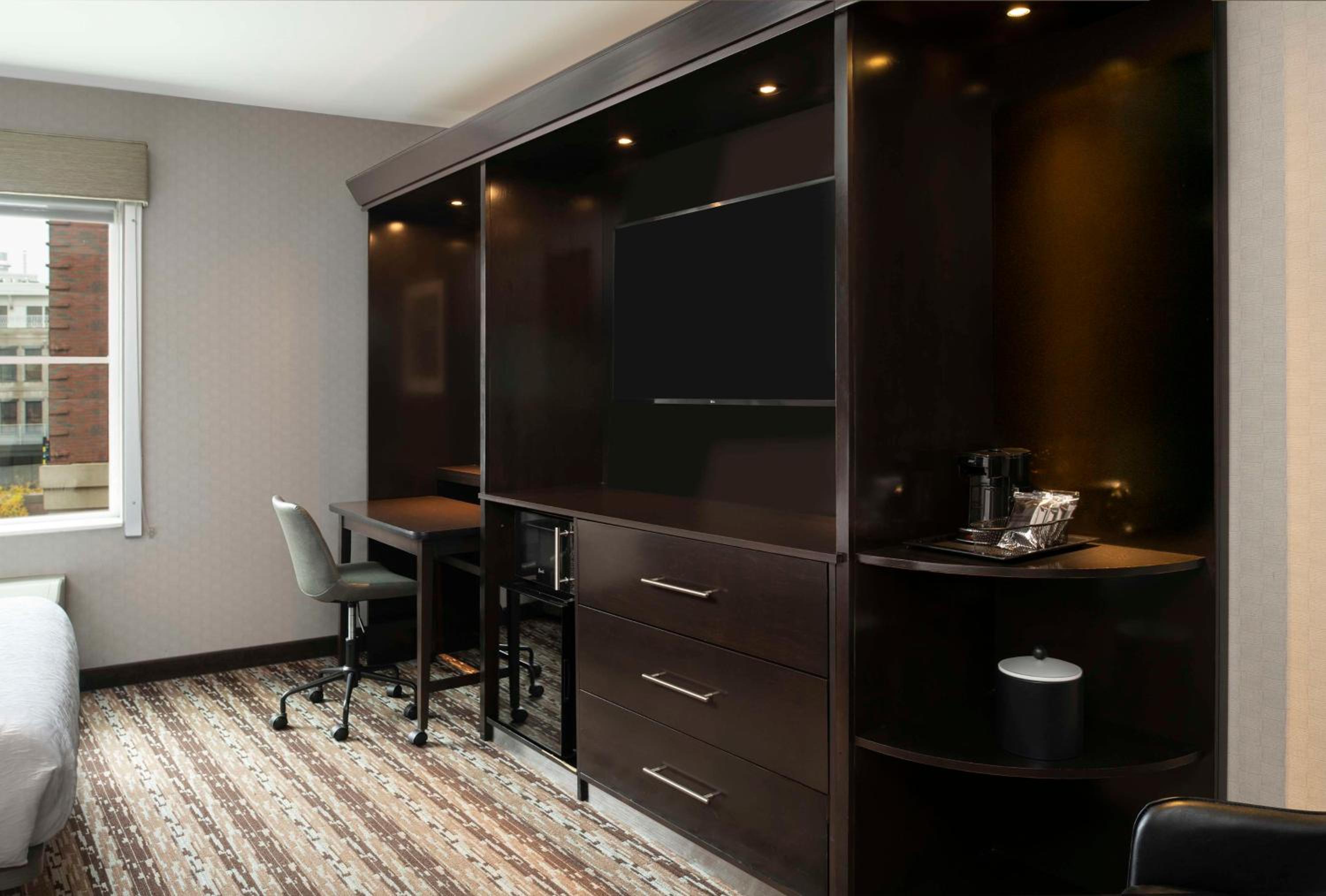 Queen Room with Two Queen Beds - Mobility and Hearing Access/Non-Smoking photo 3