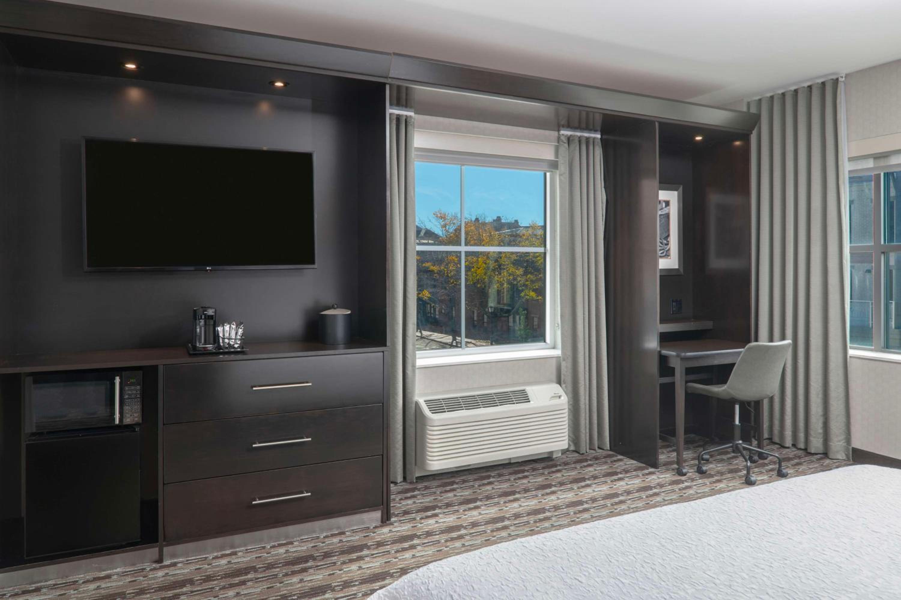 King Room with Accessible Tub - Mobility and Hearing Access/Non-Smoking photo 2
