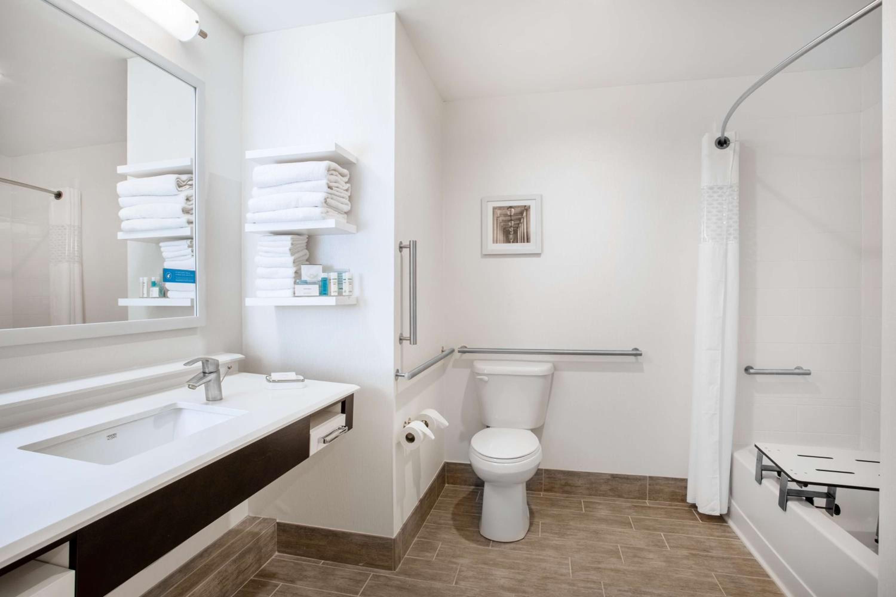 Queen Room with Two Queen Beds - Mobility Access/Non-Smoking photo 2