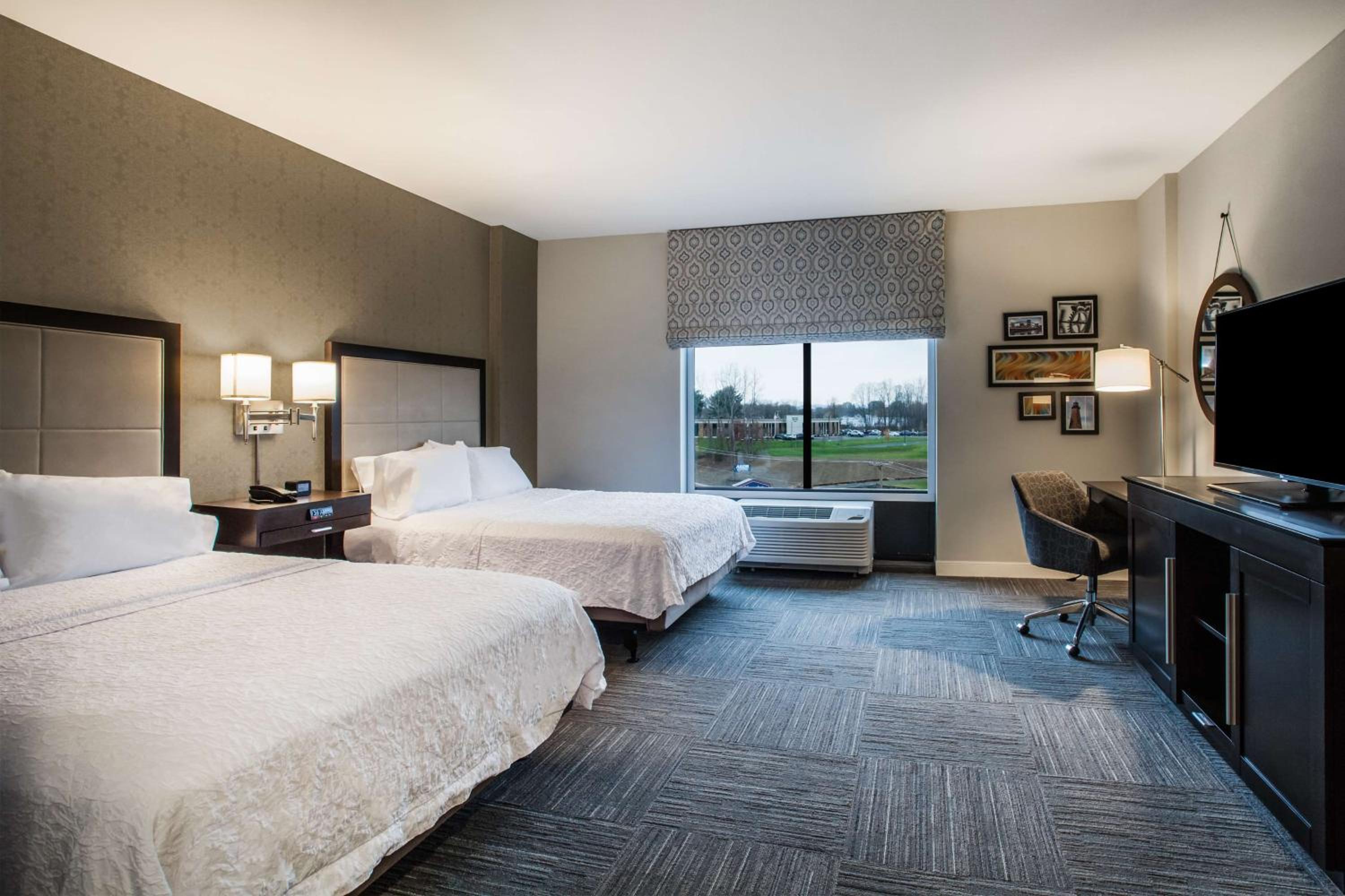 Queen Room with Two Queen Beds - Mobility Access/Non-Smoking photo 1