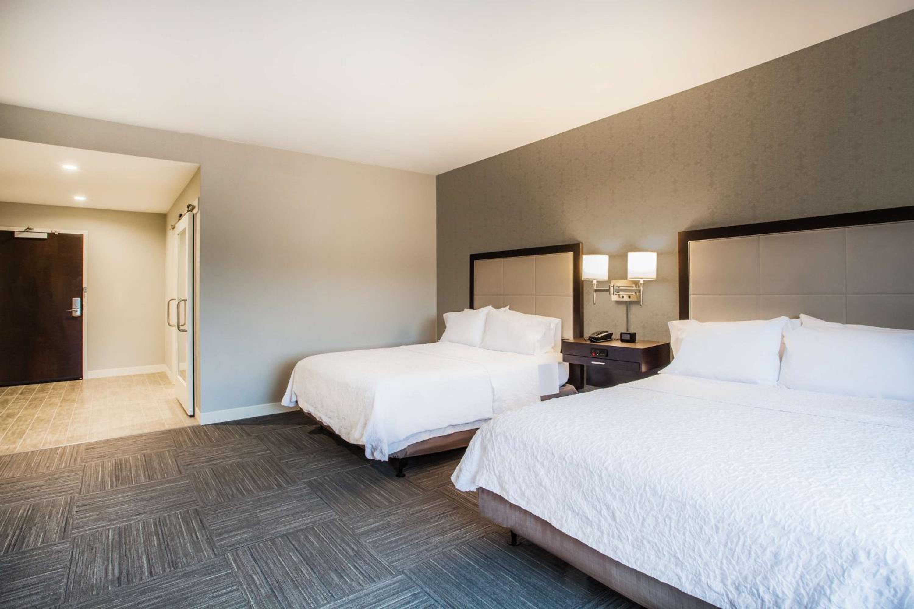Queen Room with Two Queen Beds - Mobility Access/Non-Smoking photo 3