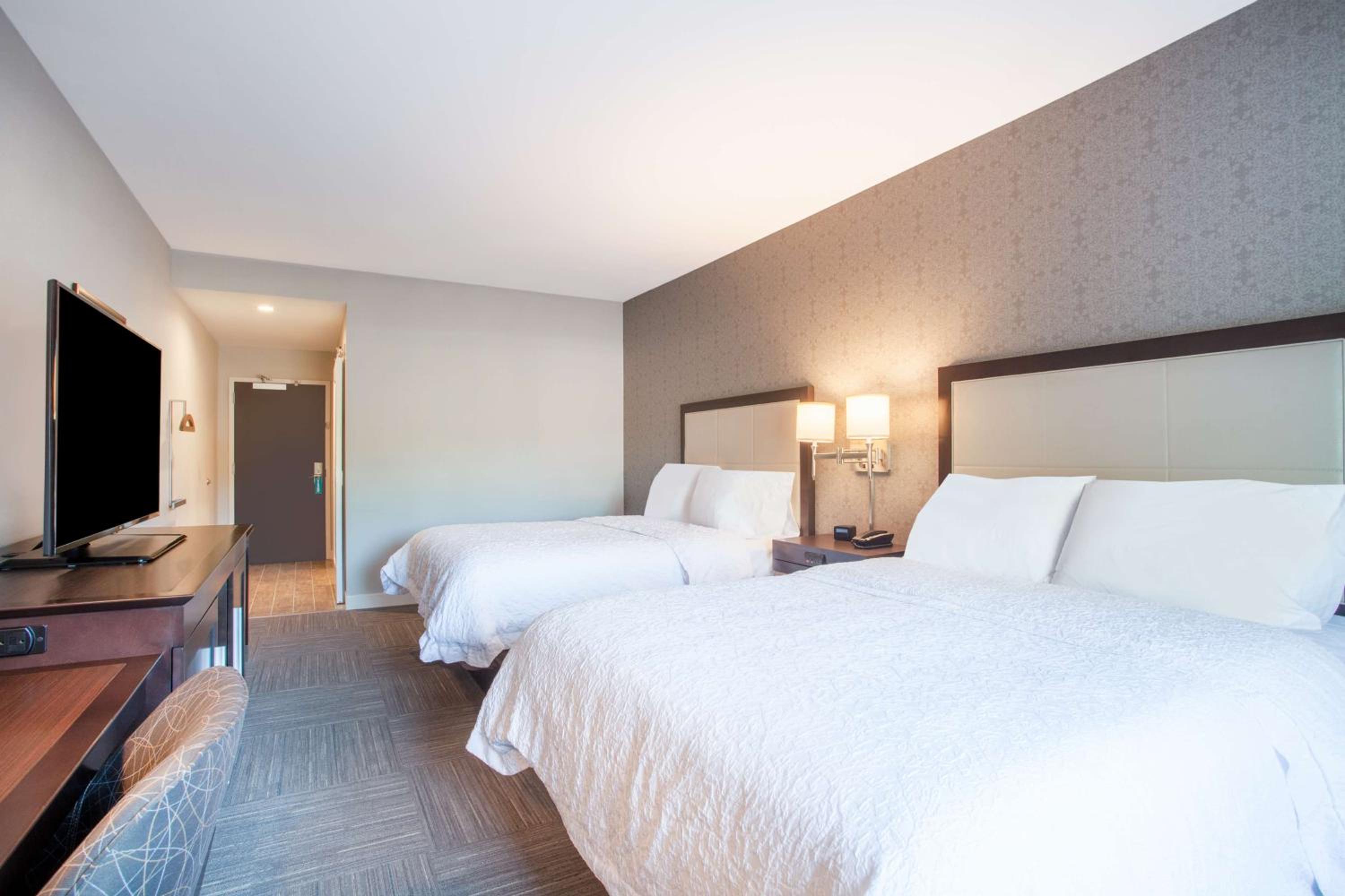 Queen Room with Two Queen Beds - Non-Smoking photo 3
