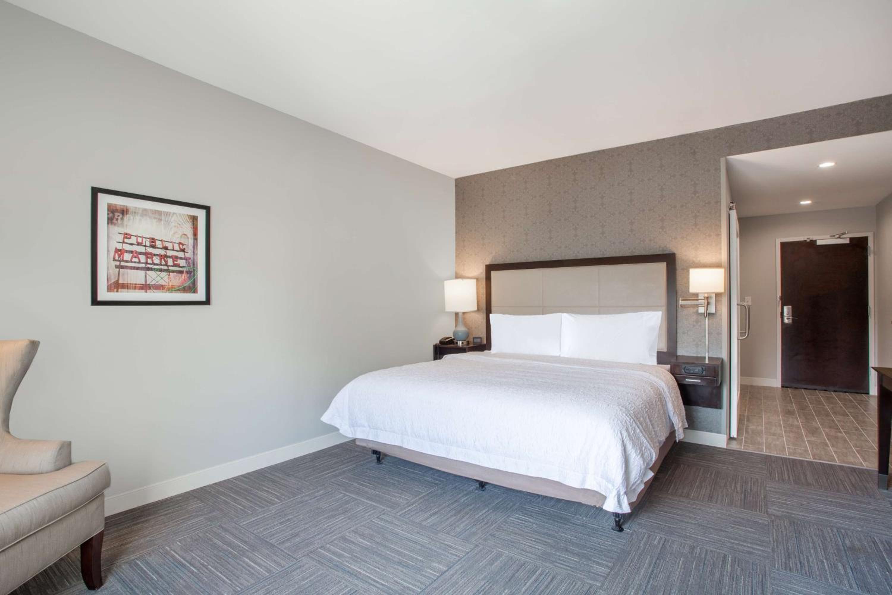 King Room with Sofa Bed - Hearing Accessible/Non-Smoking photo 2