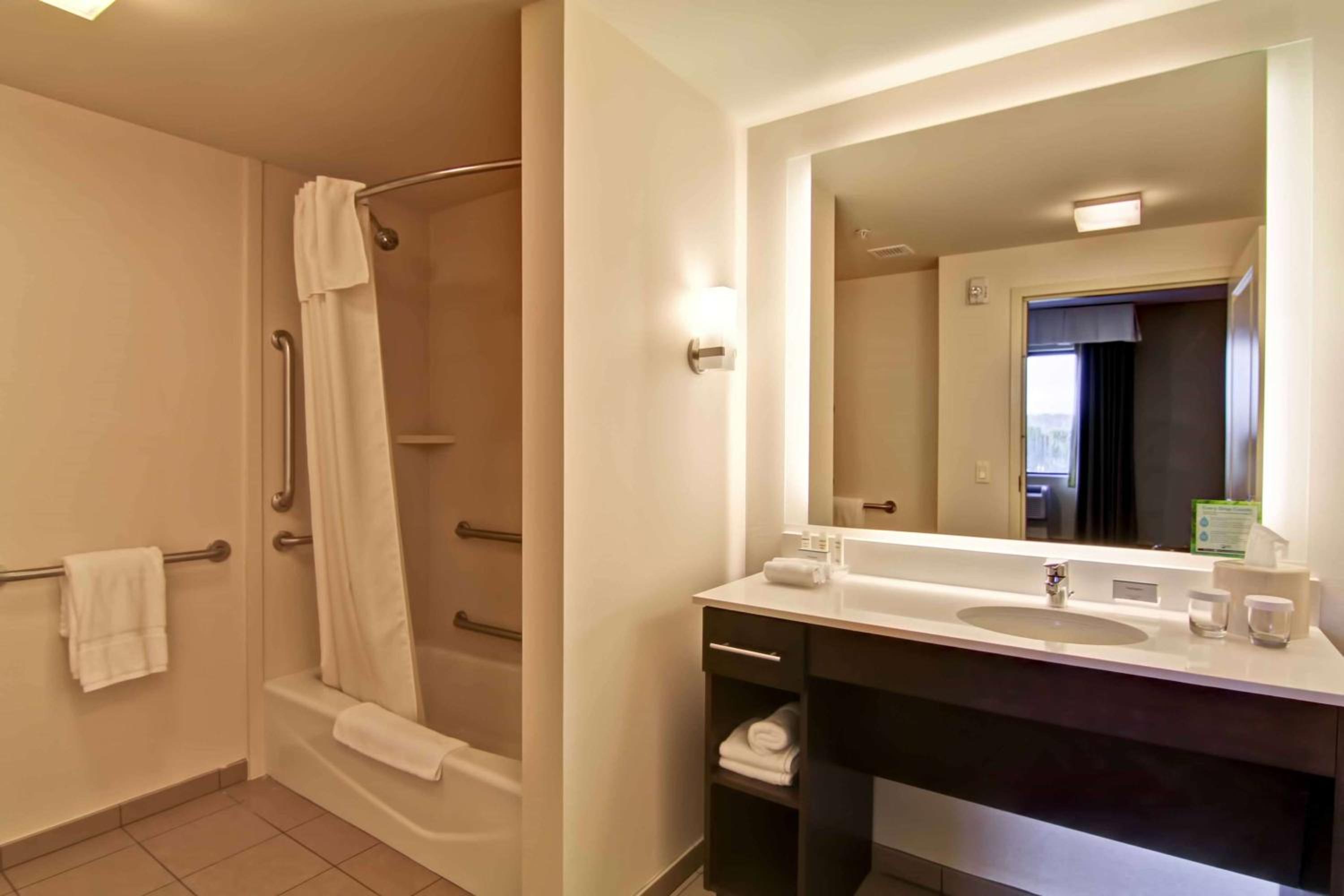 One-Bedroom Queen Corner Suite - Hearing Accessible photo 3