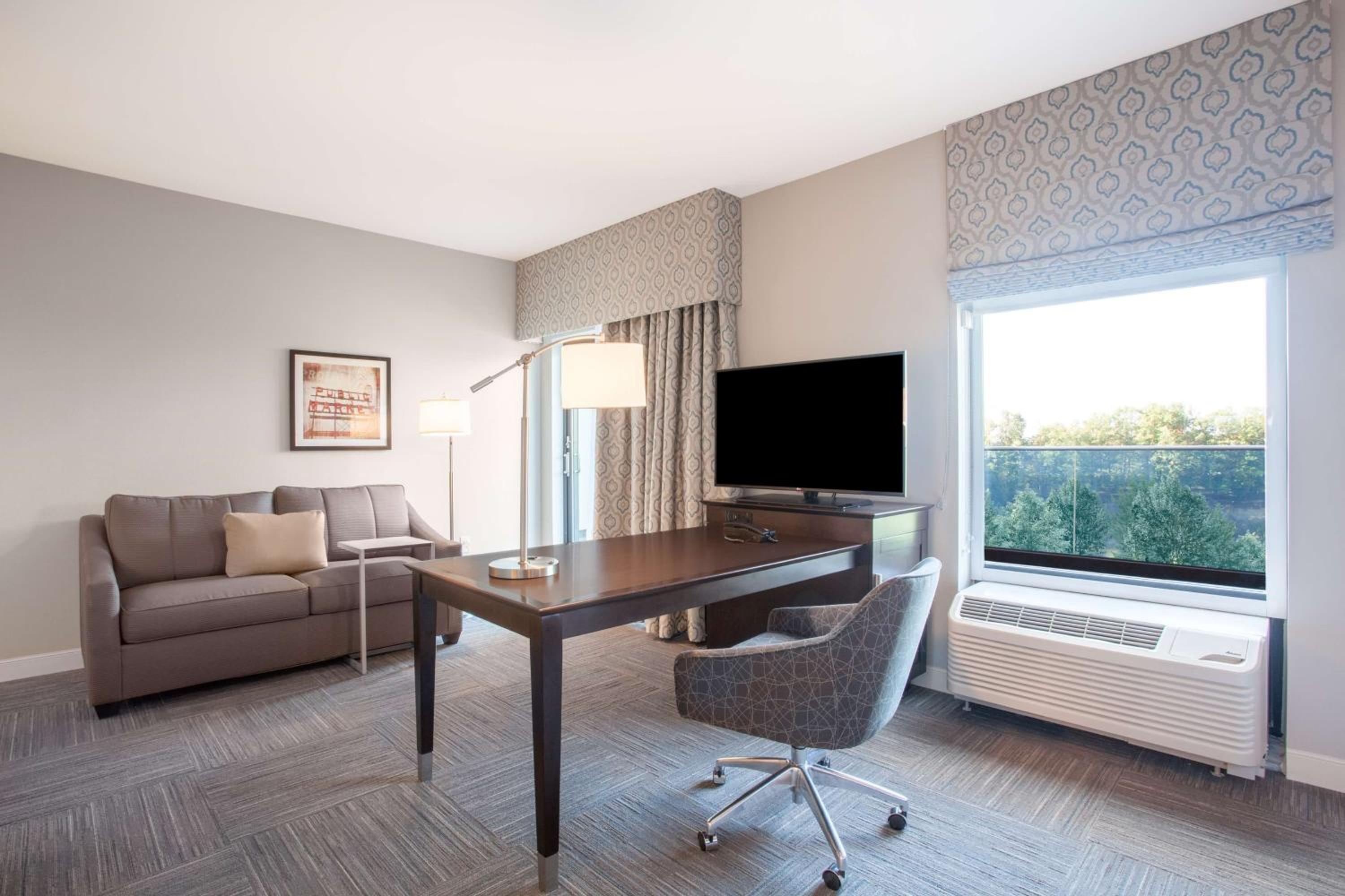 King Studio Suite with Balcony - Non-Smoking photo 2