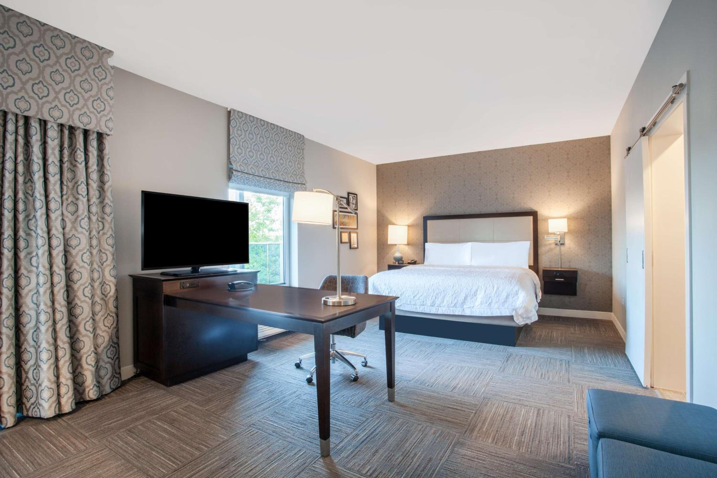 King Studio Suite with Balcony - Non-Smoking photo 3