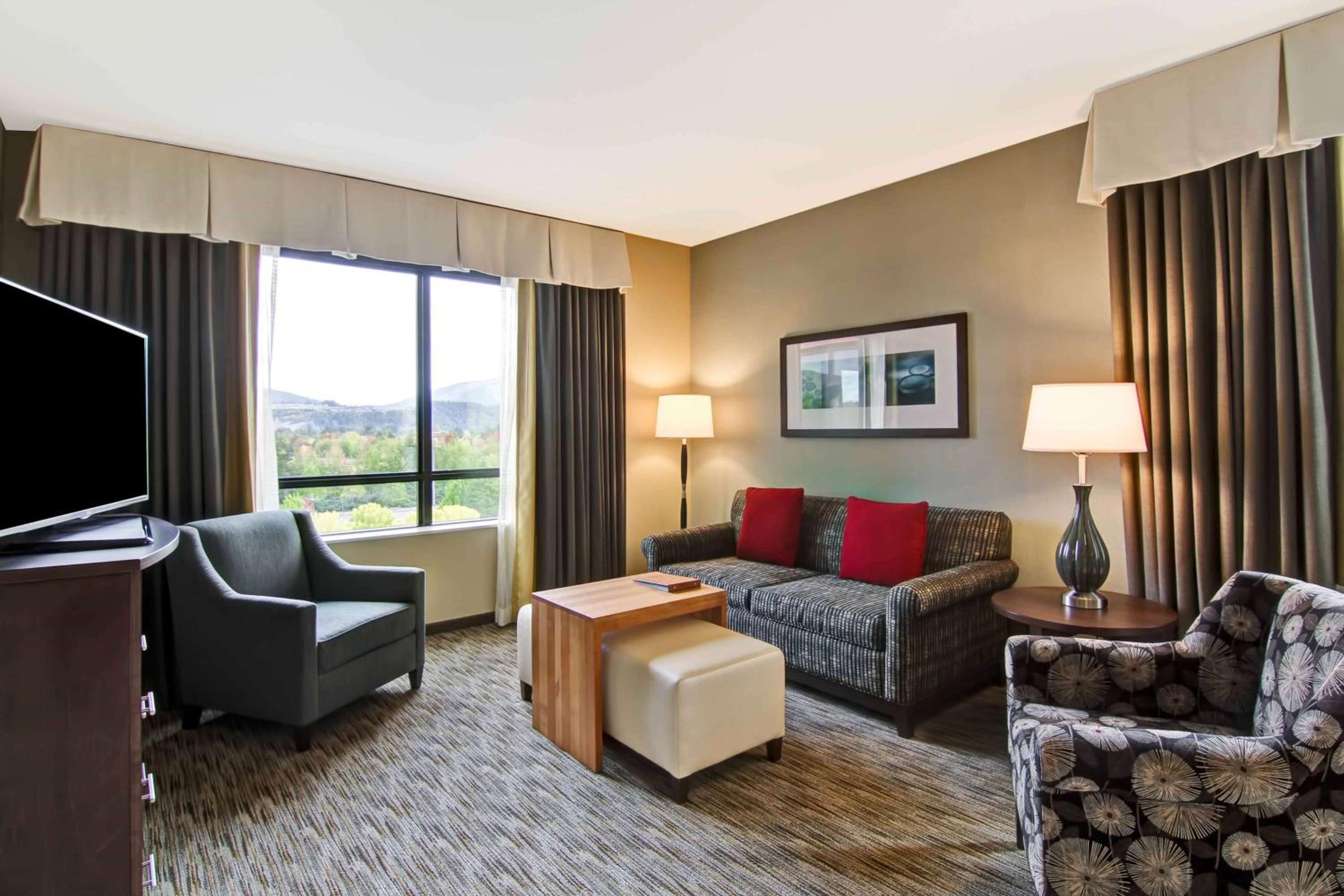 One-Bedroom Queen Corner Suite - Hearing Accessible photo 1