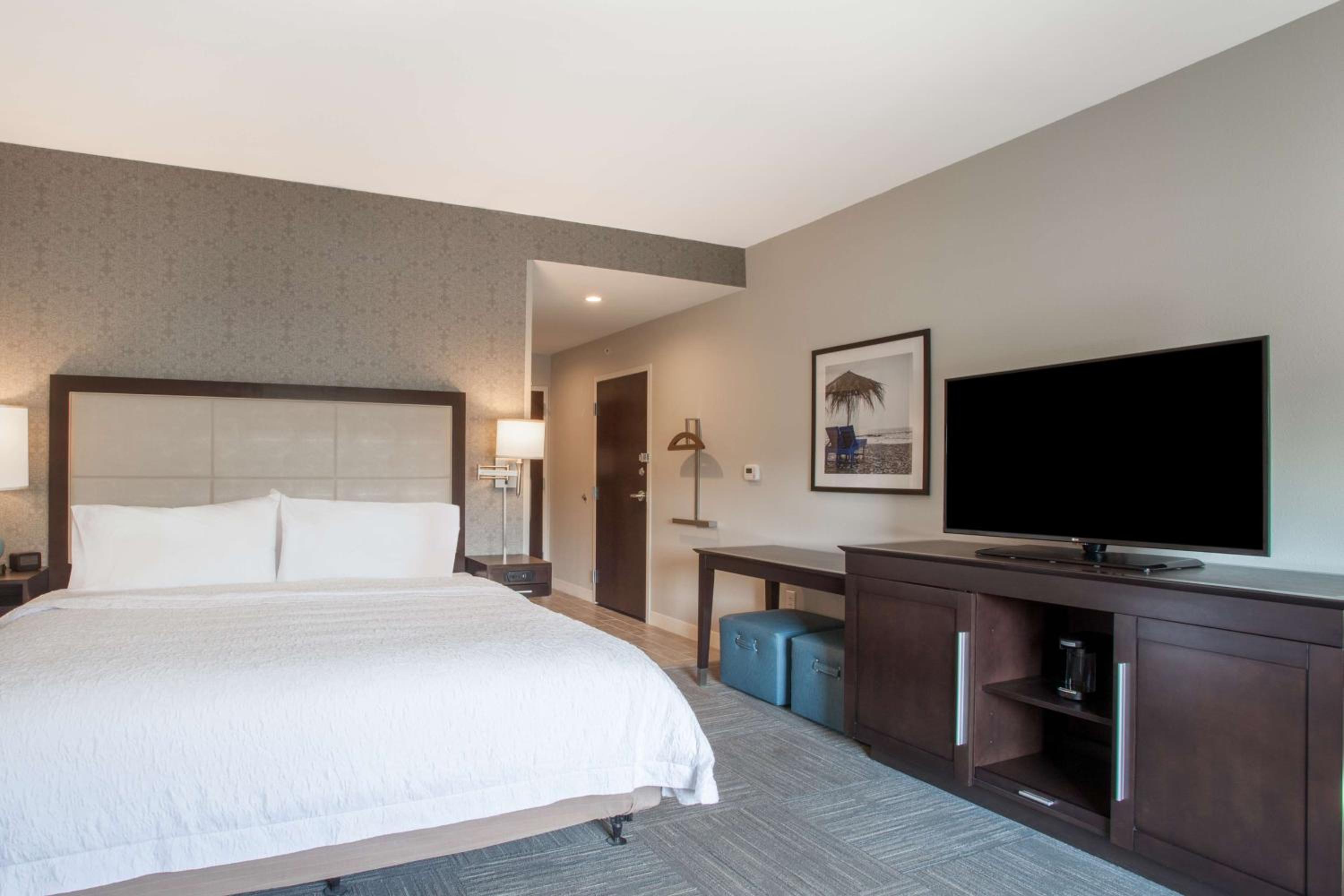 King Room with Sofa Bed - Hearing Accessible/Non-Smoking photo 3