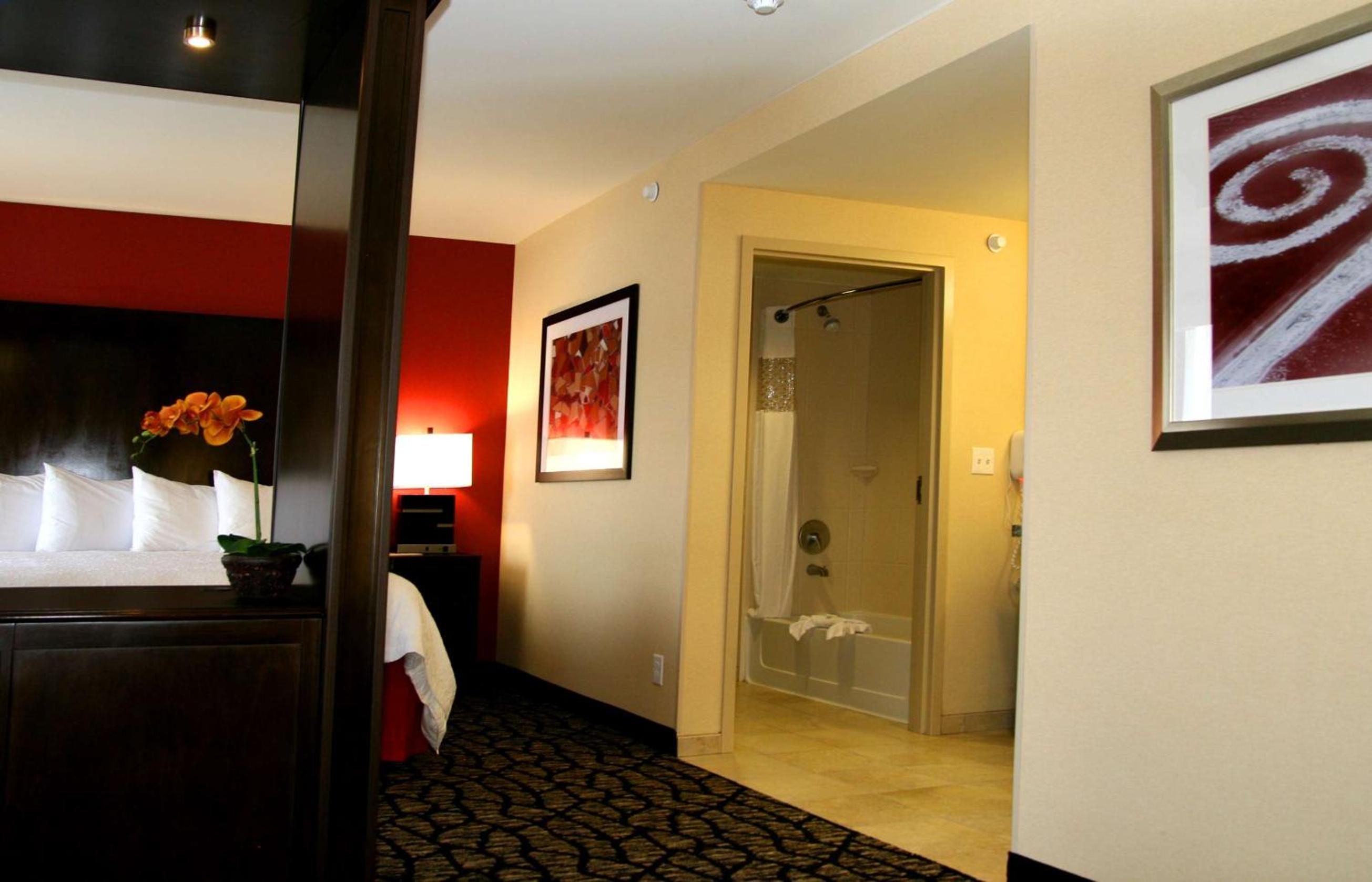 King Suite - Hearing Access/Non-Smoking - Photo 1
