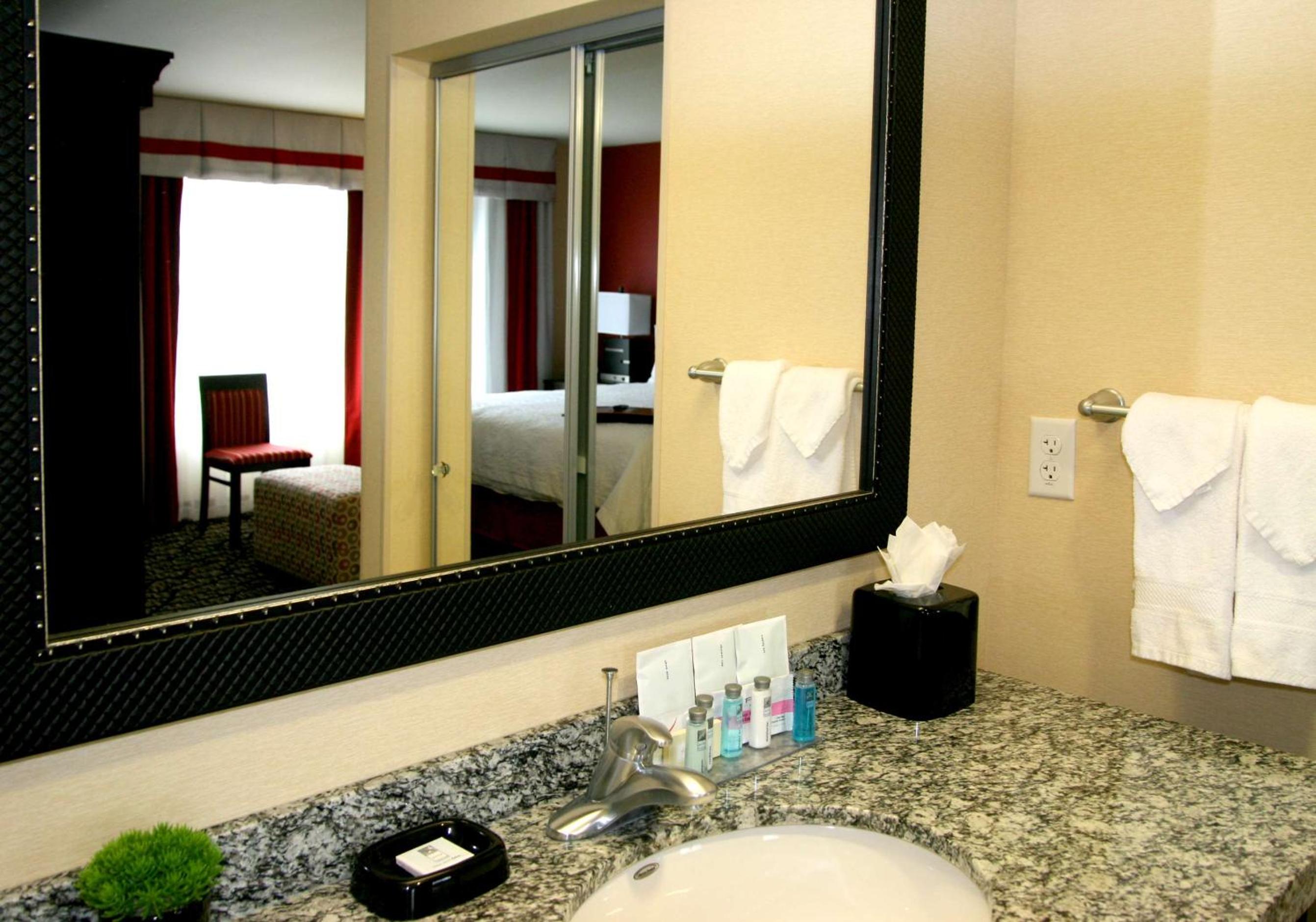 King Suite - Hearing Access/Non-Smoking - Photo 2