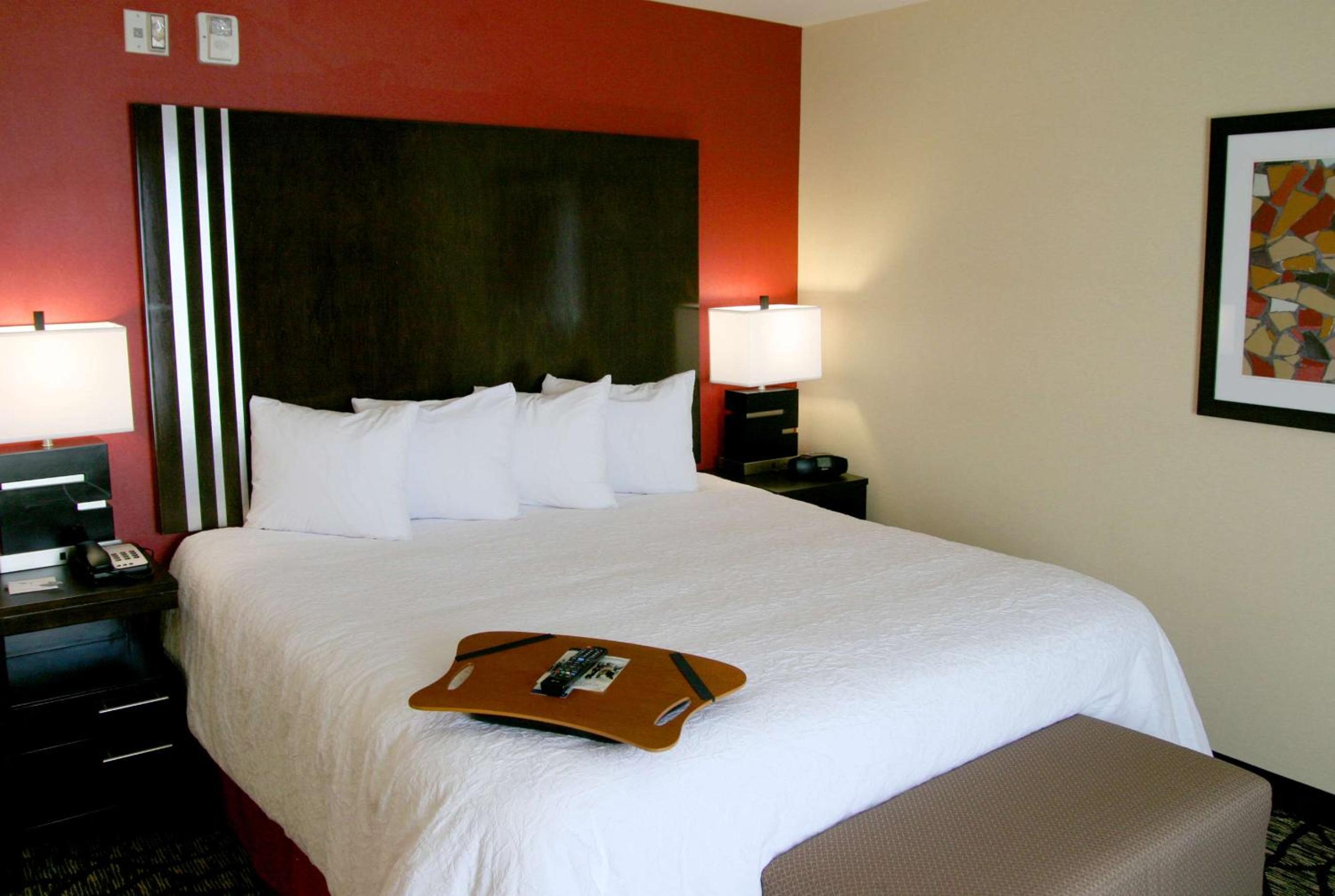 King Room with King Bed - Non-Smoking - Photo 4