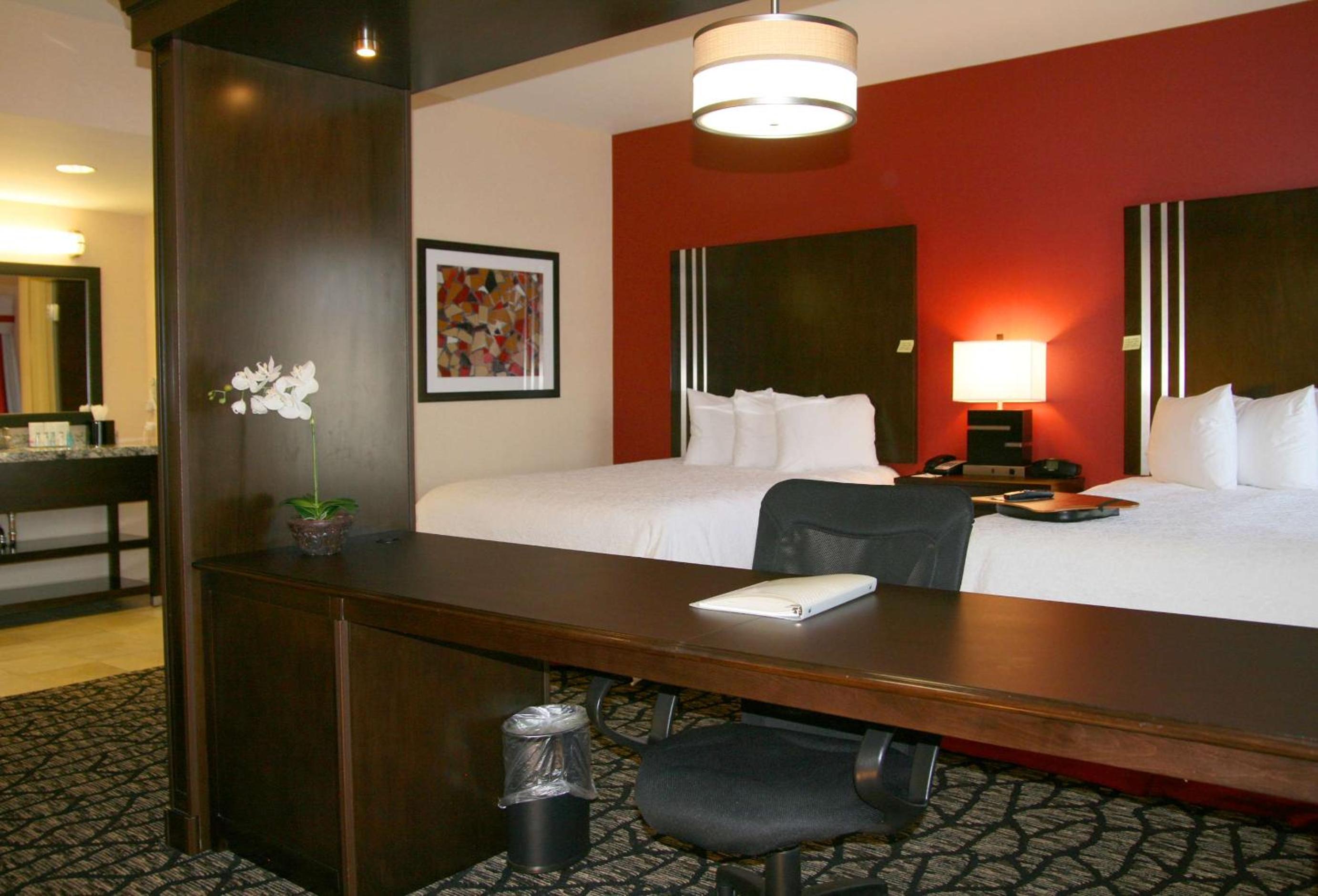 Queen Studio Suite with Two Queen Beds - Non-Smoking - Photo 2