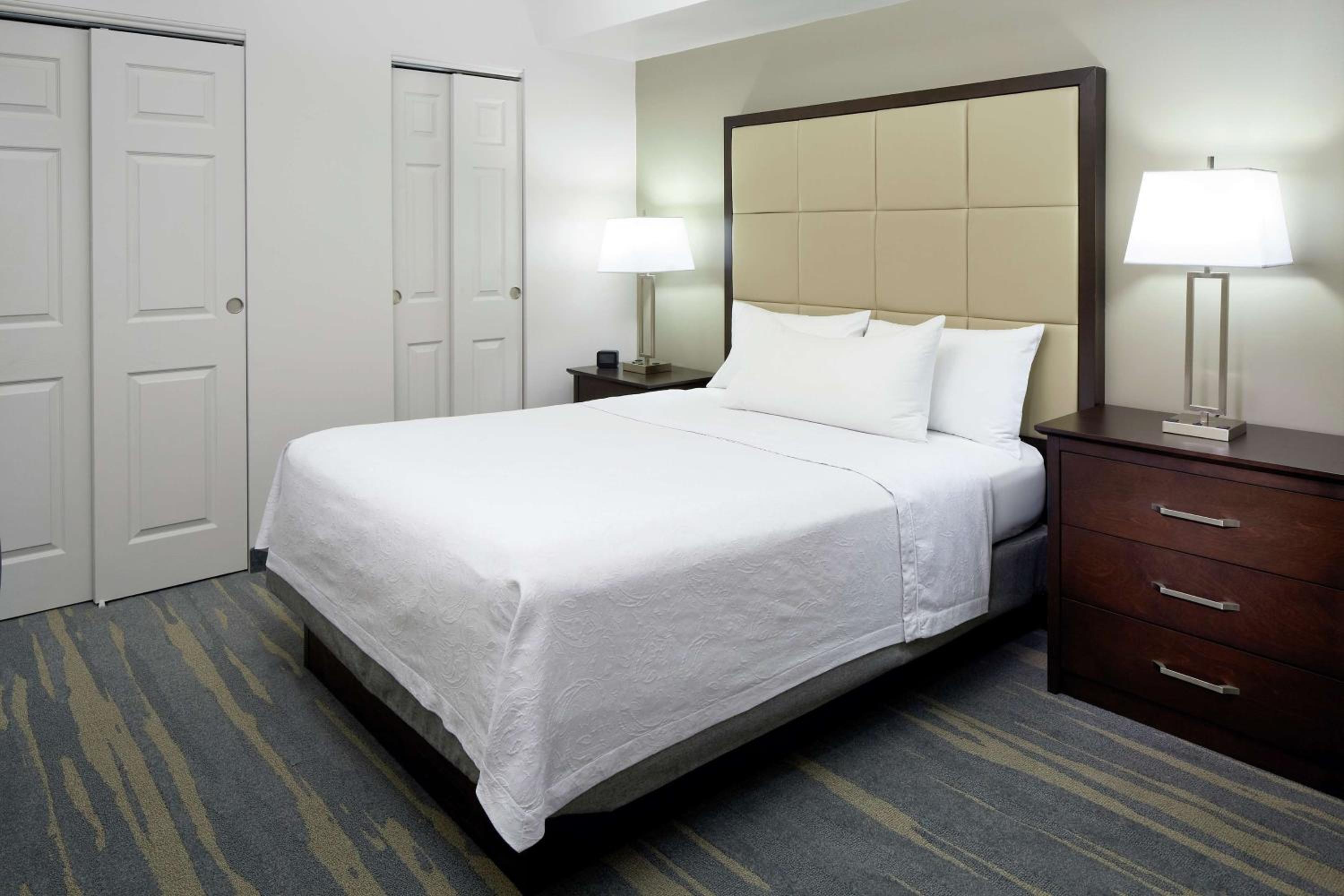 One-Bedroom Queen Suite with kitchenette & fireplace - Photo 1