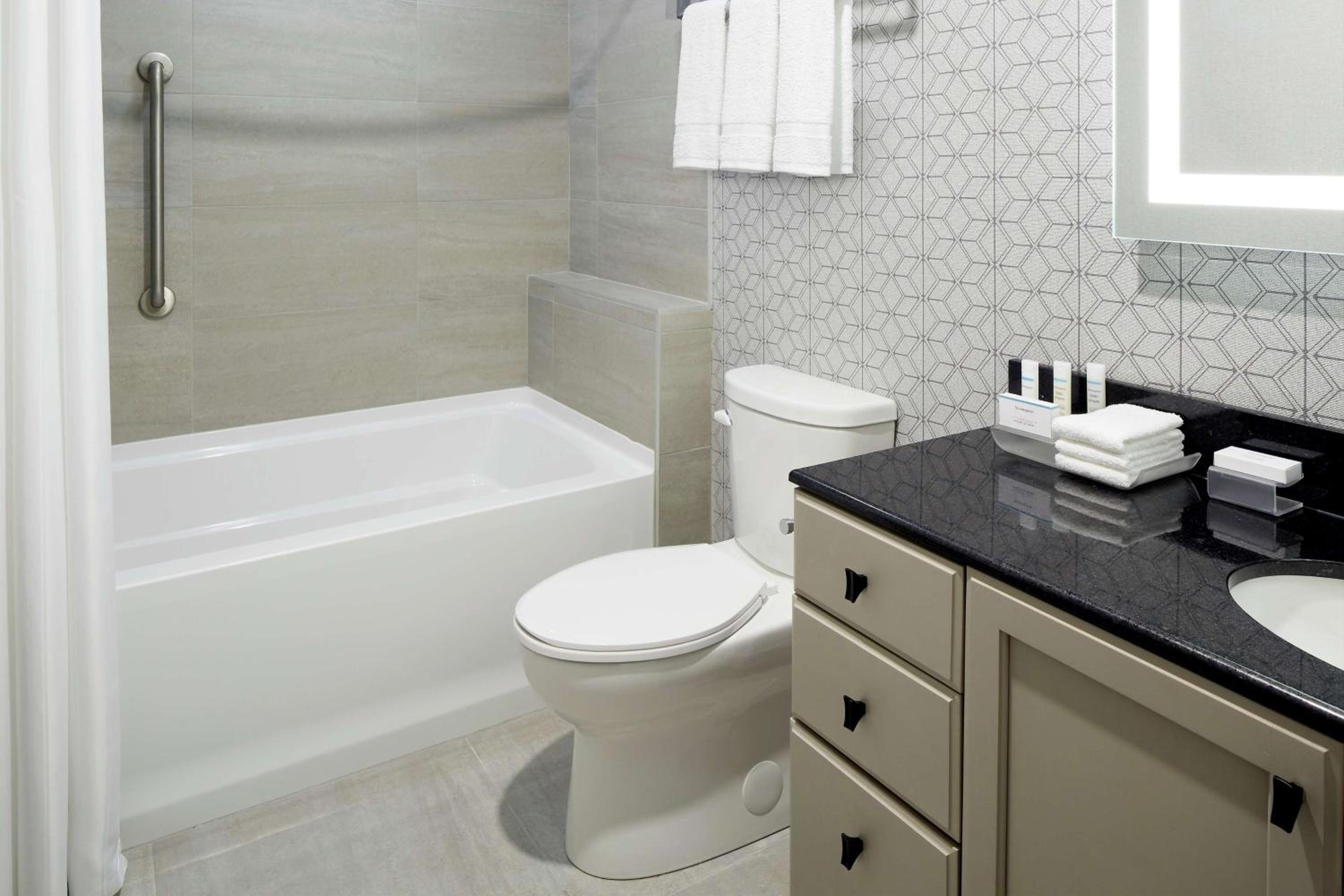 One-Bedroom Suite Loft with kitchenette & Fireplace - Photo 4