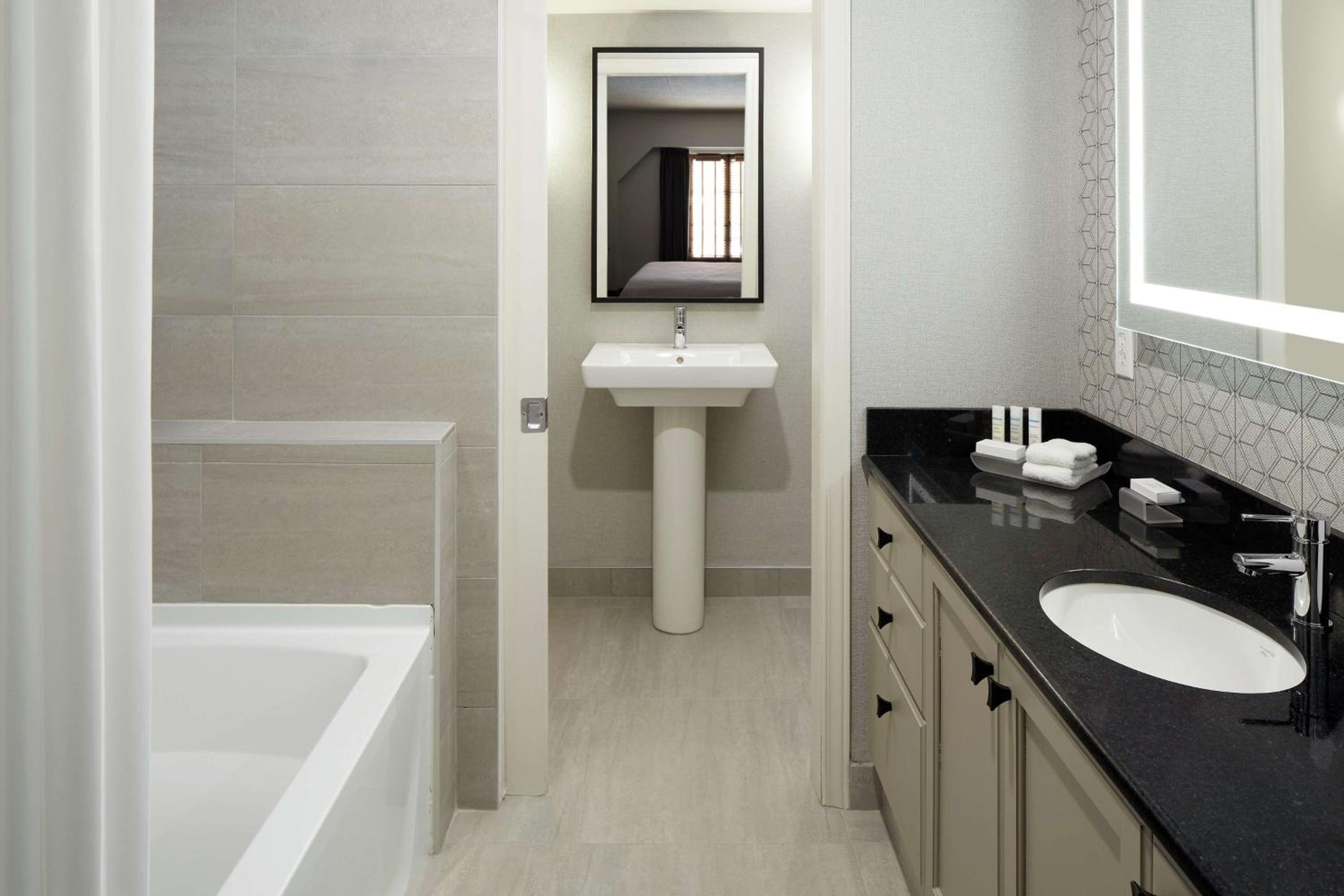 One-Bedroom Queen Suite with kitchenette & fireplace - Photo 4
