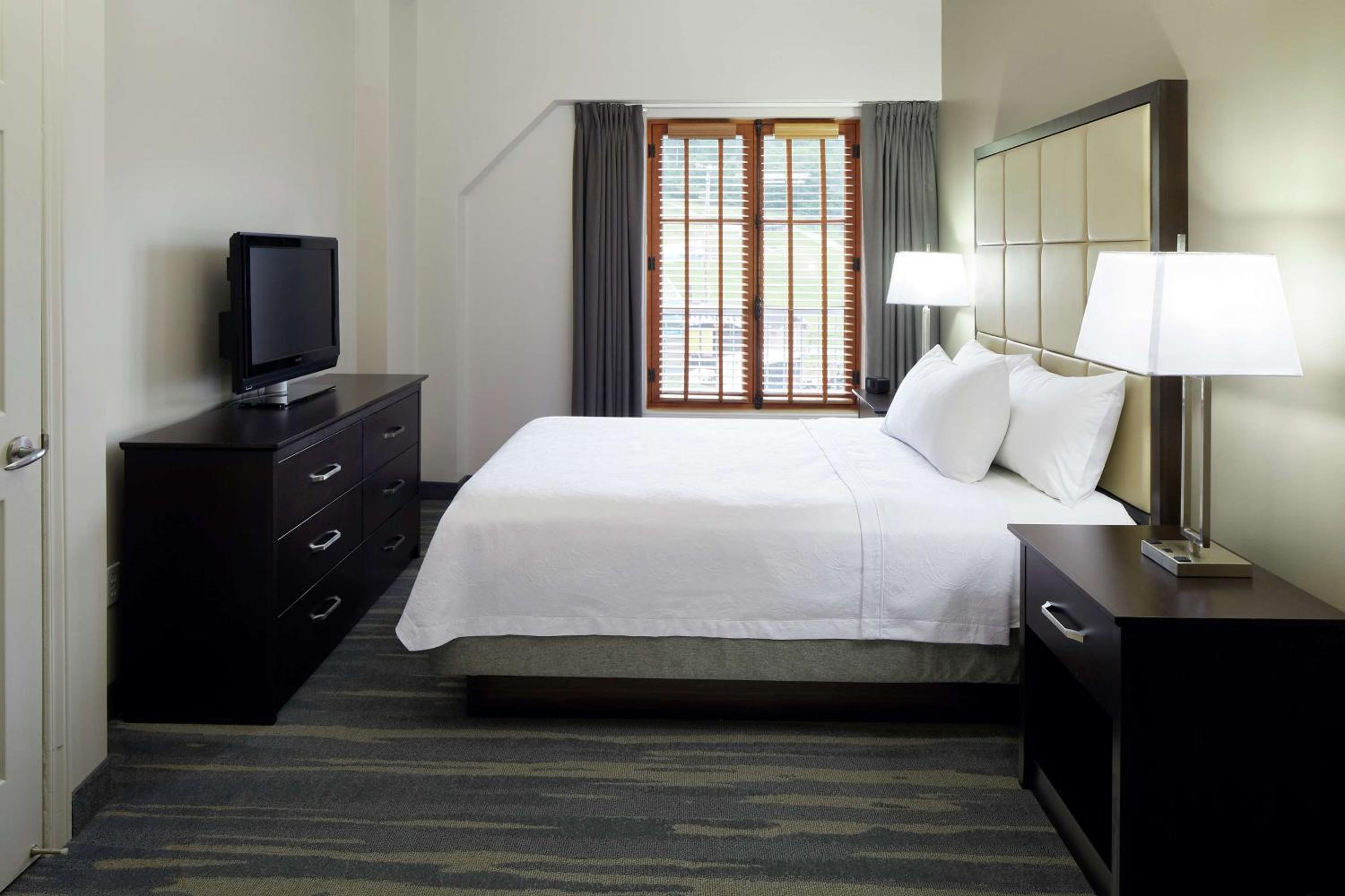 One-Bedroom Queen Suite with kitchenette & fireplace - Photo 2