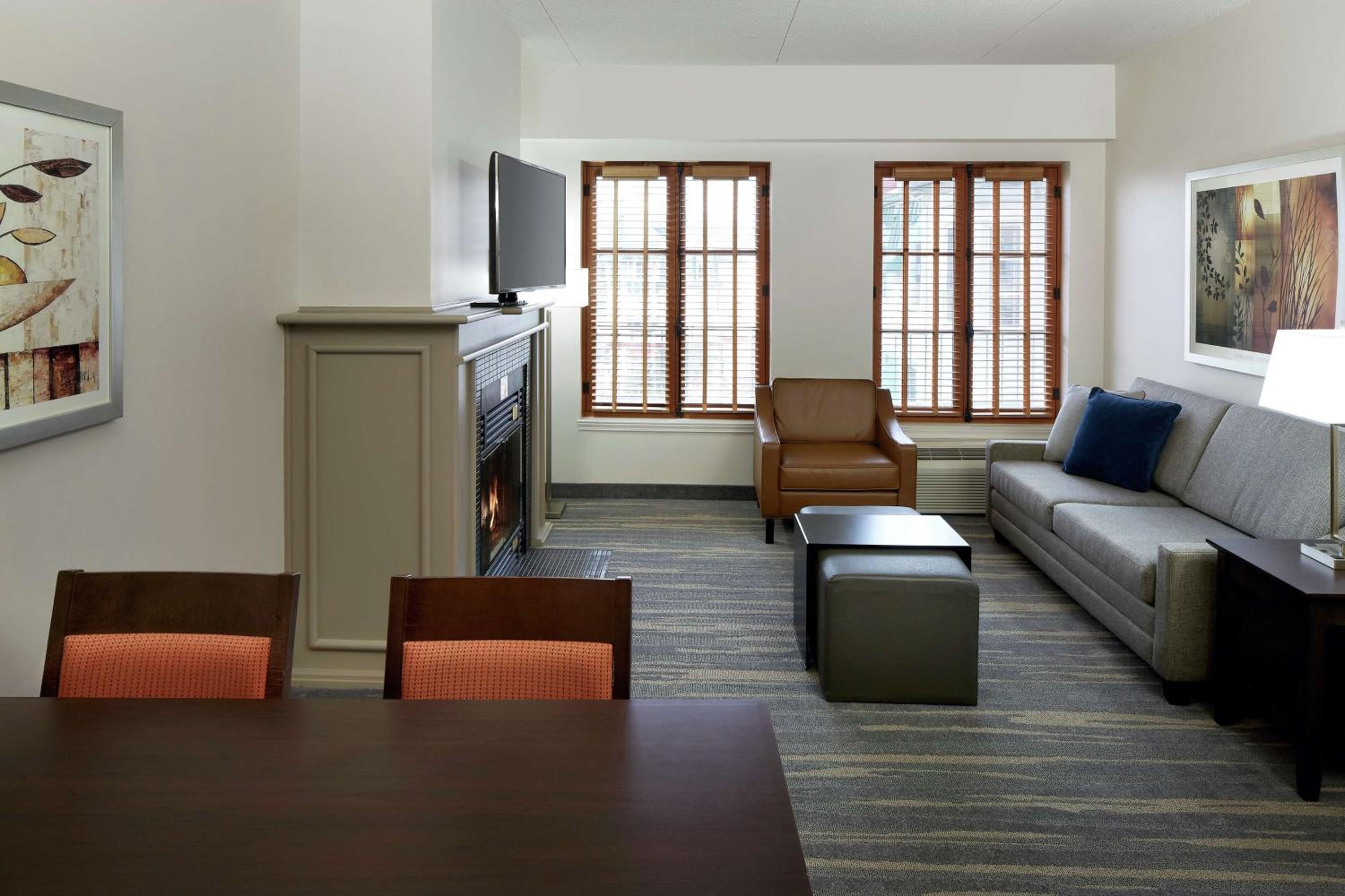 One-Bedroom Queen Suite with kitchenette & fireplace - Photo 3
