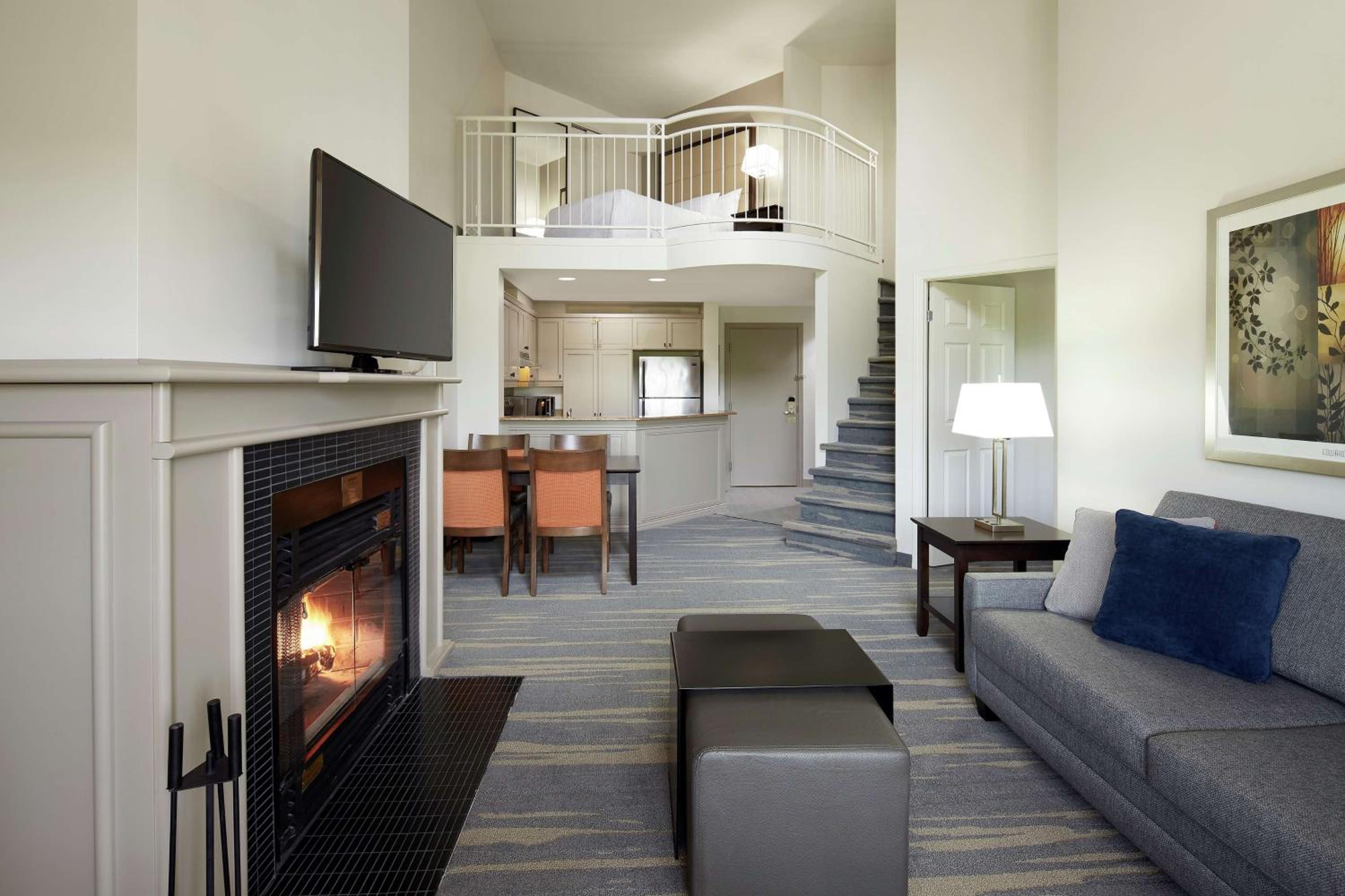 One-Bedroom Suite Loft with kitchenette & Fireplace - Photo 3