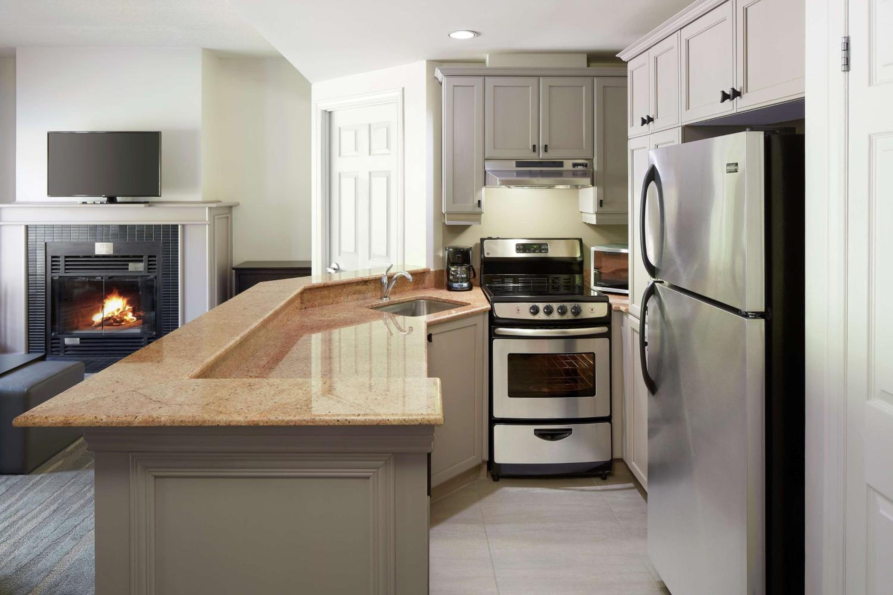 Two-Bedroom Suite with Kitchen and Fireplace - Photo 3