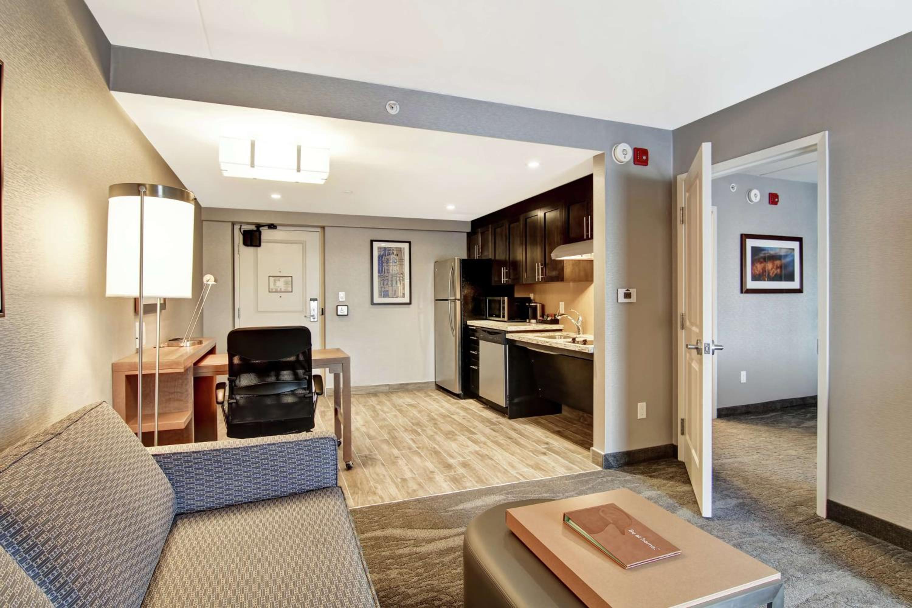 King Suite - Mobility and Hearing Access/Non-Smoking photo 2