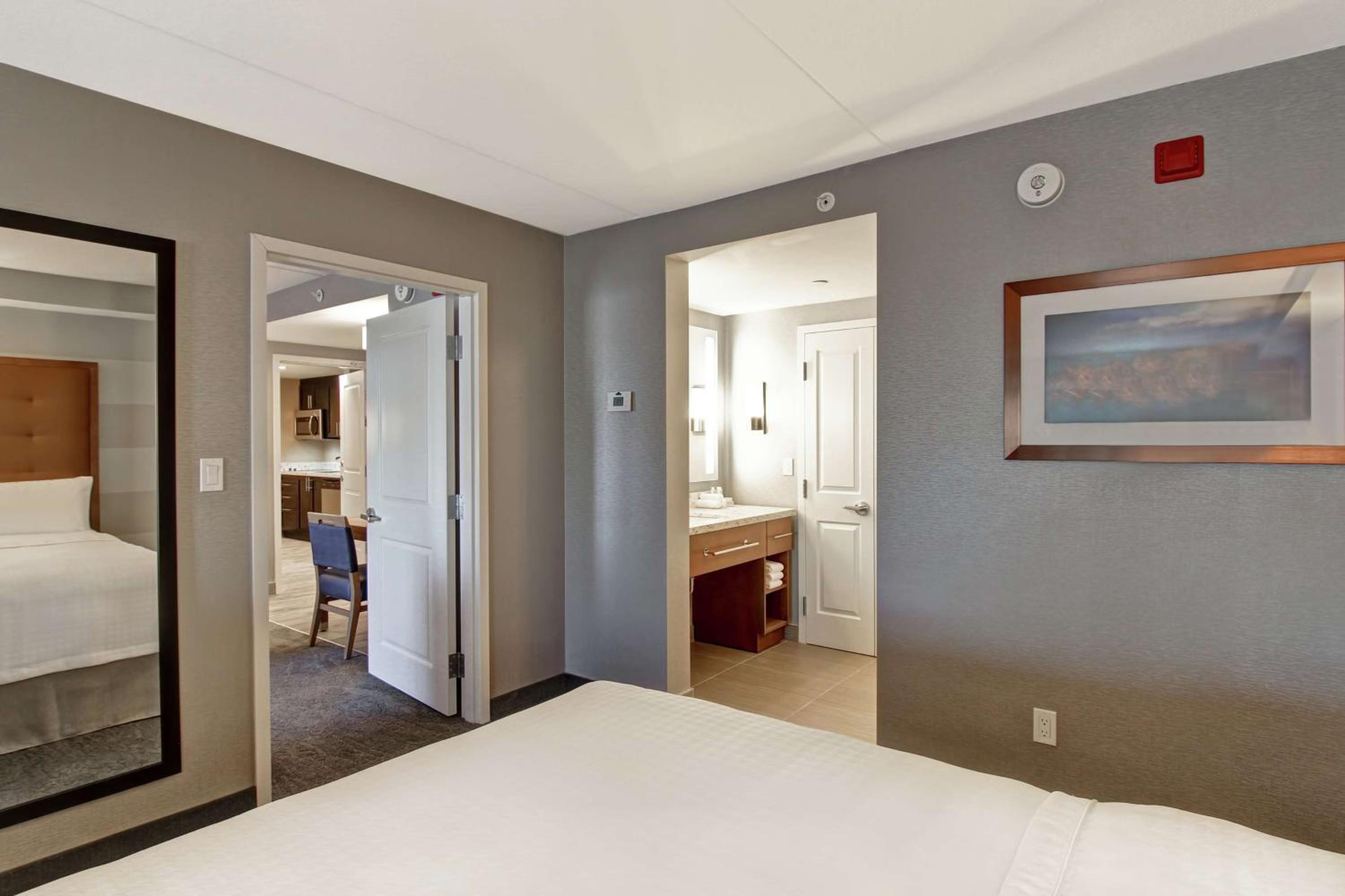 One-Bedroom King Suite - Non-Smoking photo 2