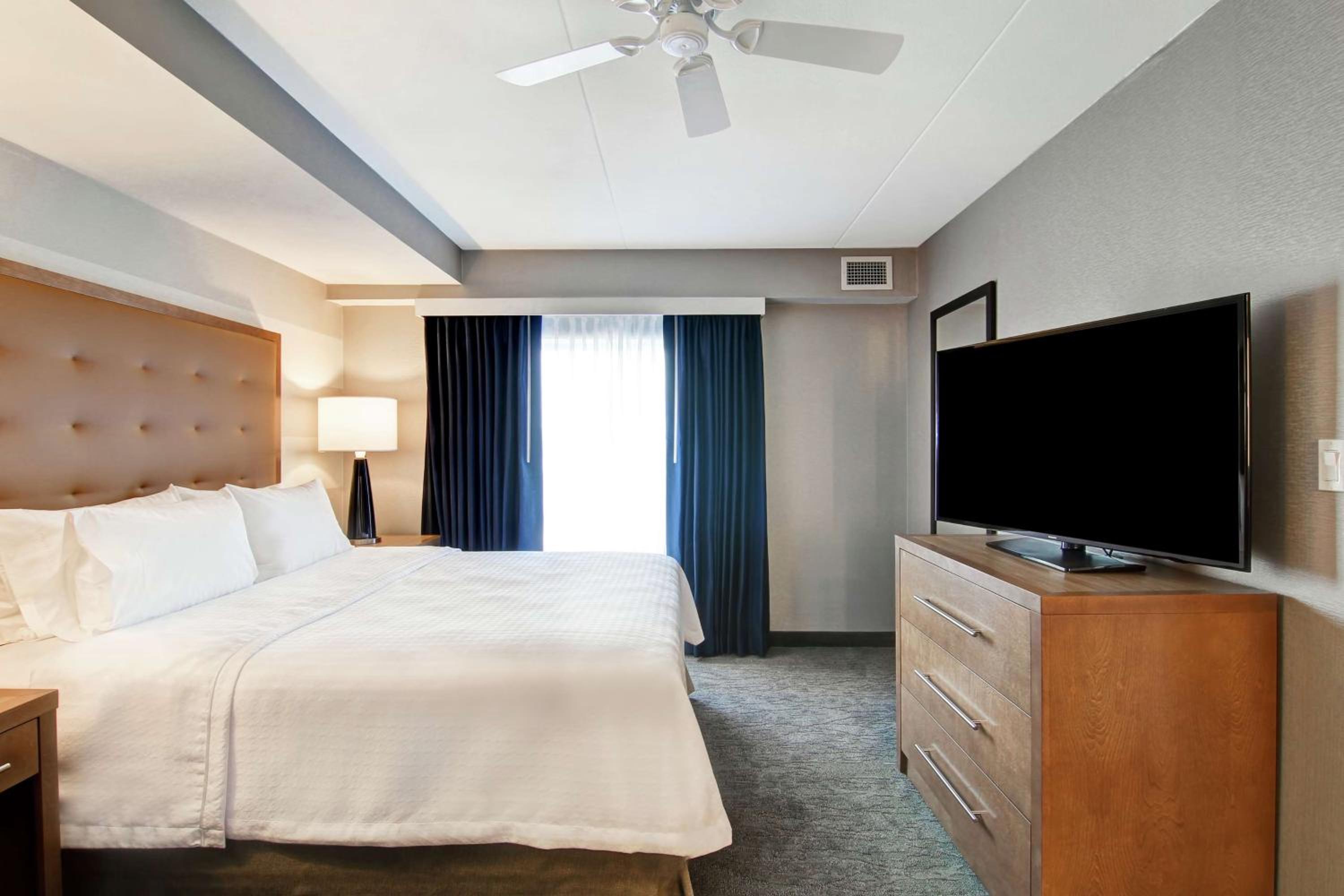 King Suite - Mobility and Hearing Access/Non-Smoking photo 3