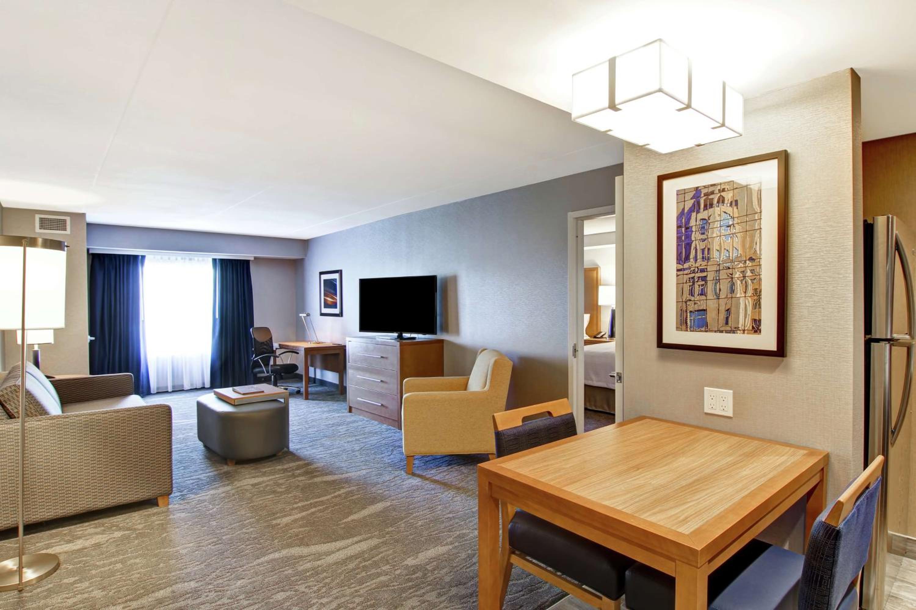 One-Bedroom Queen Suite with Two Queen Beds - Non-Smoking photo 2