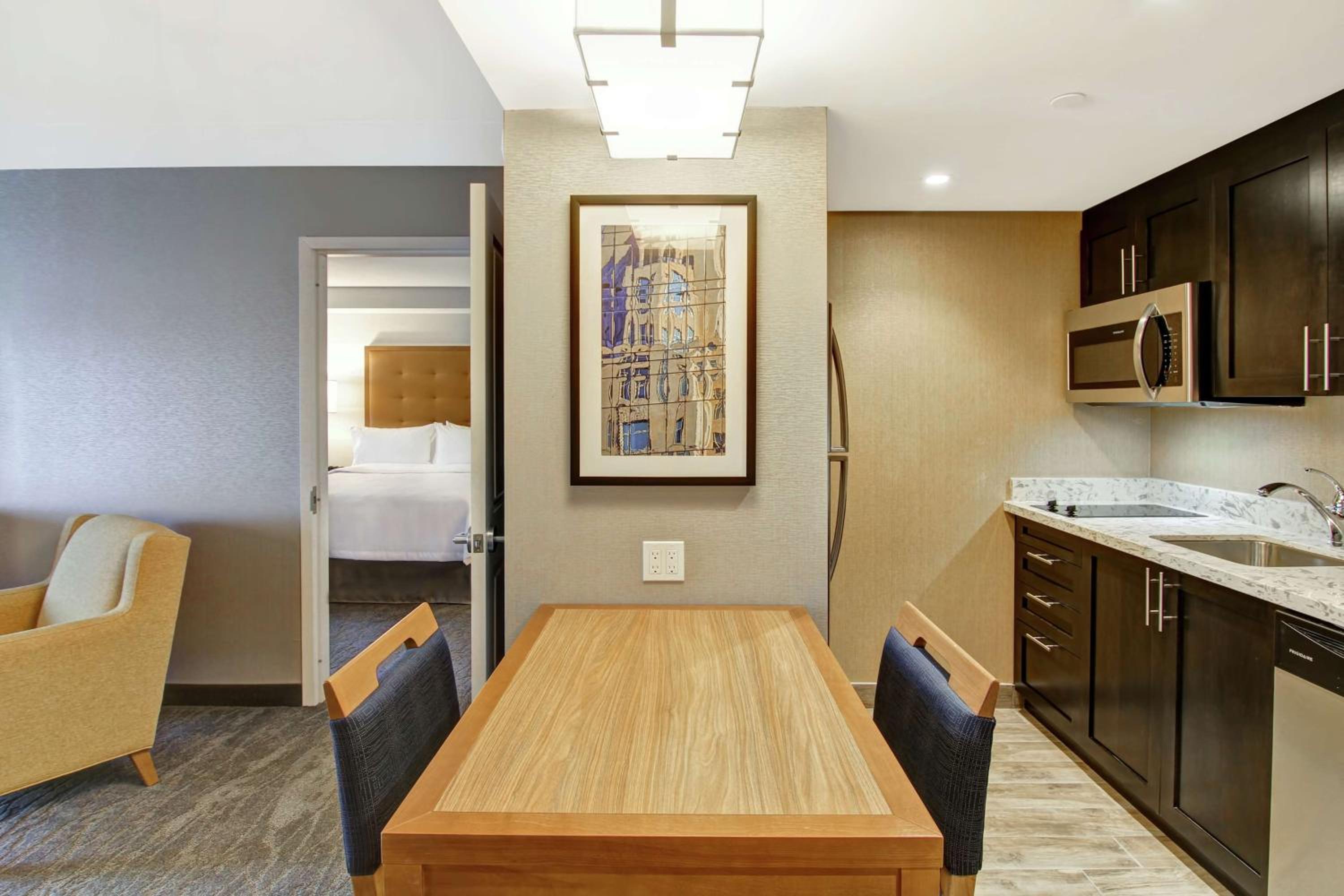 One-Bedroom Queen Suite with Two Queen Beds - Non-Smoking photo 3