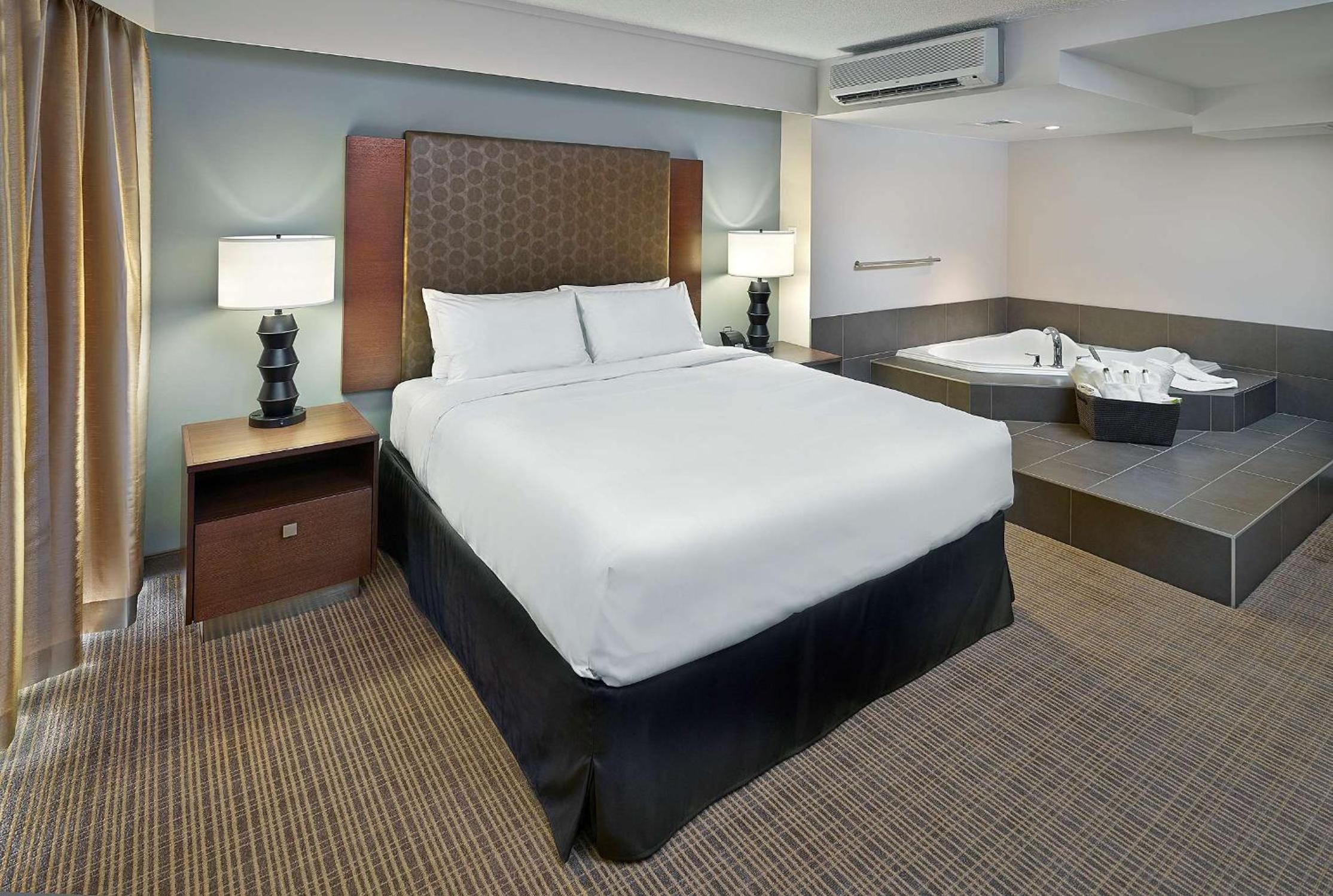 King Suite with Whirlpool - Non-Smoking photo 1
