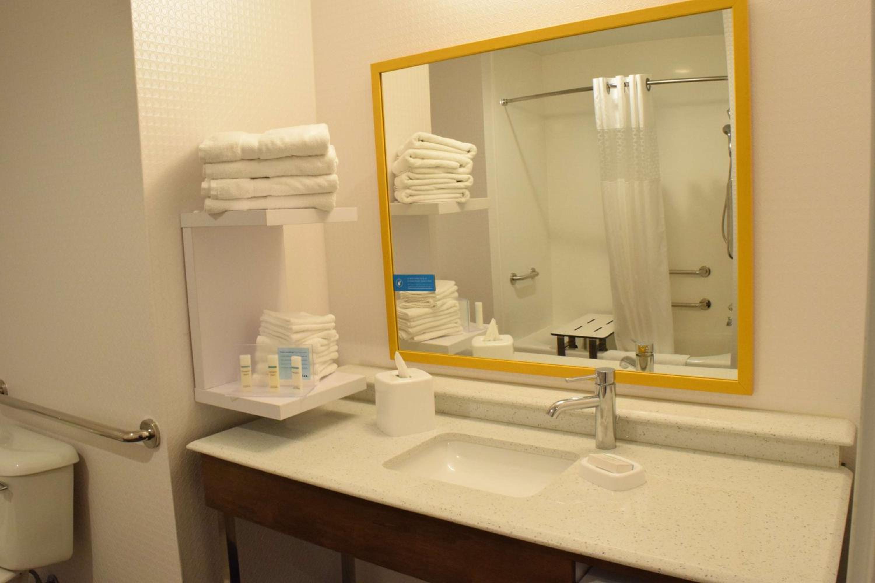 King Room with Accessible Tub - Mobility and Hearing Access/Non-Smoking photo 3