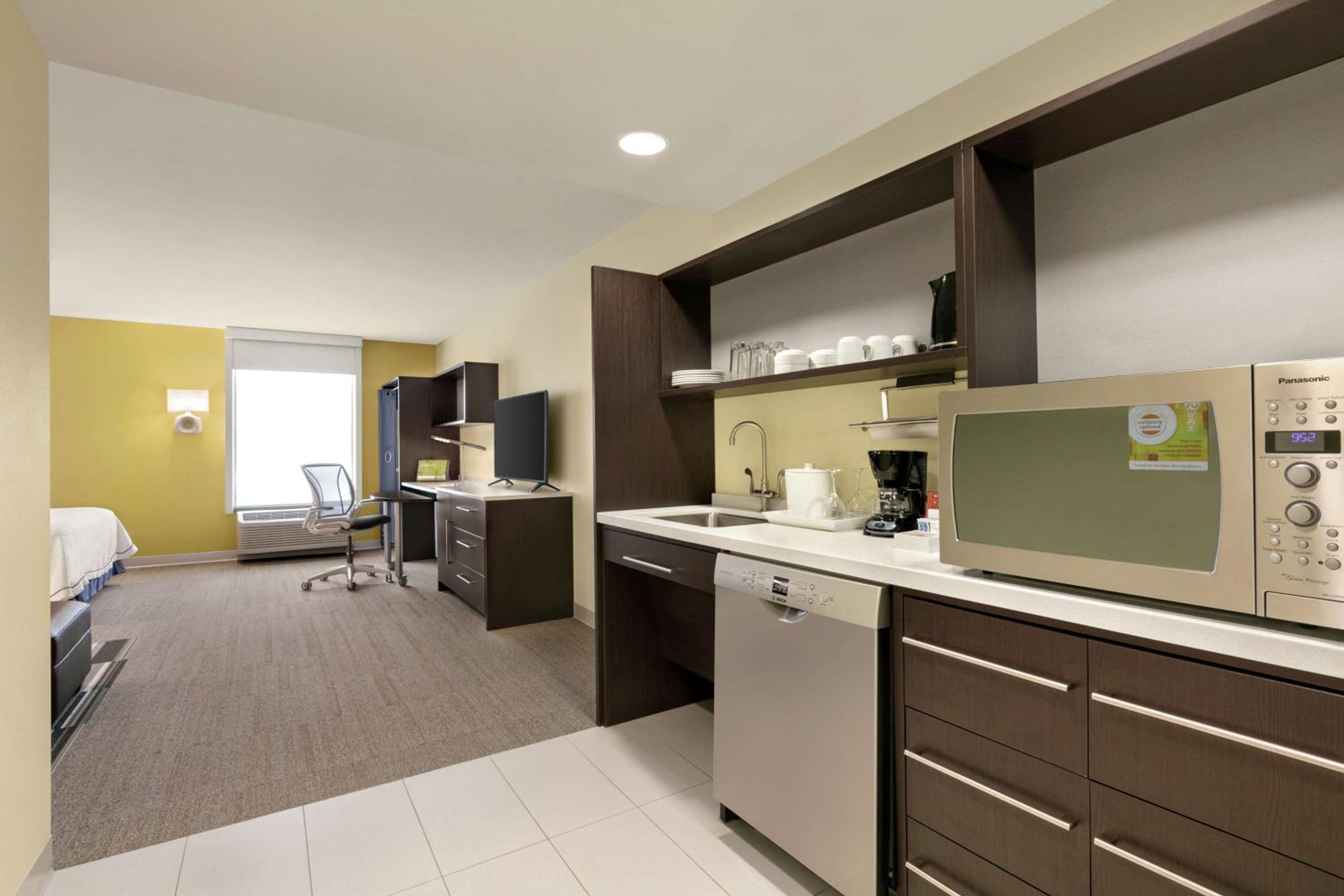 Queen Suite - Mobility Accessible/Non-Smoking