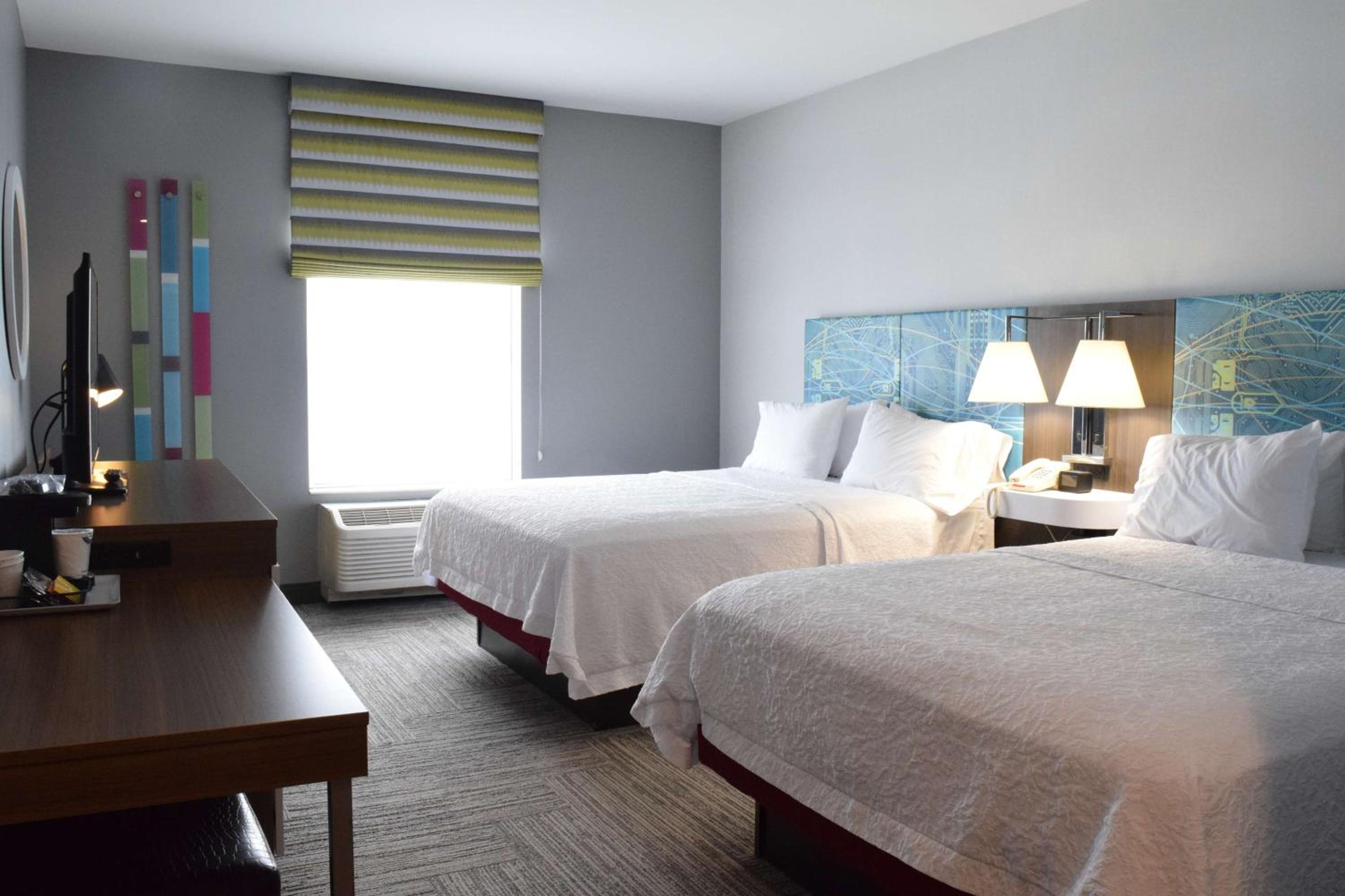 Queen Room with Two Queen Beds (4 Adults) photo 1