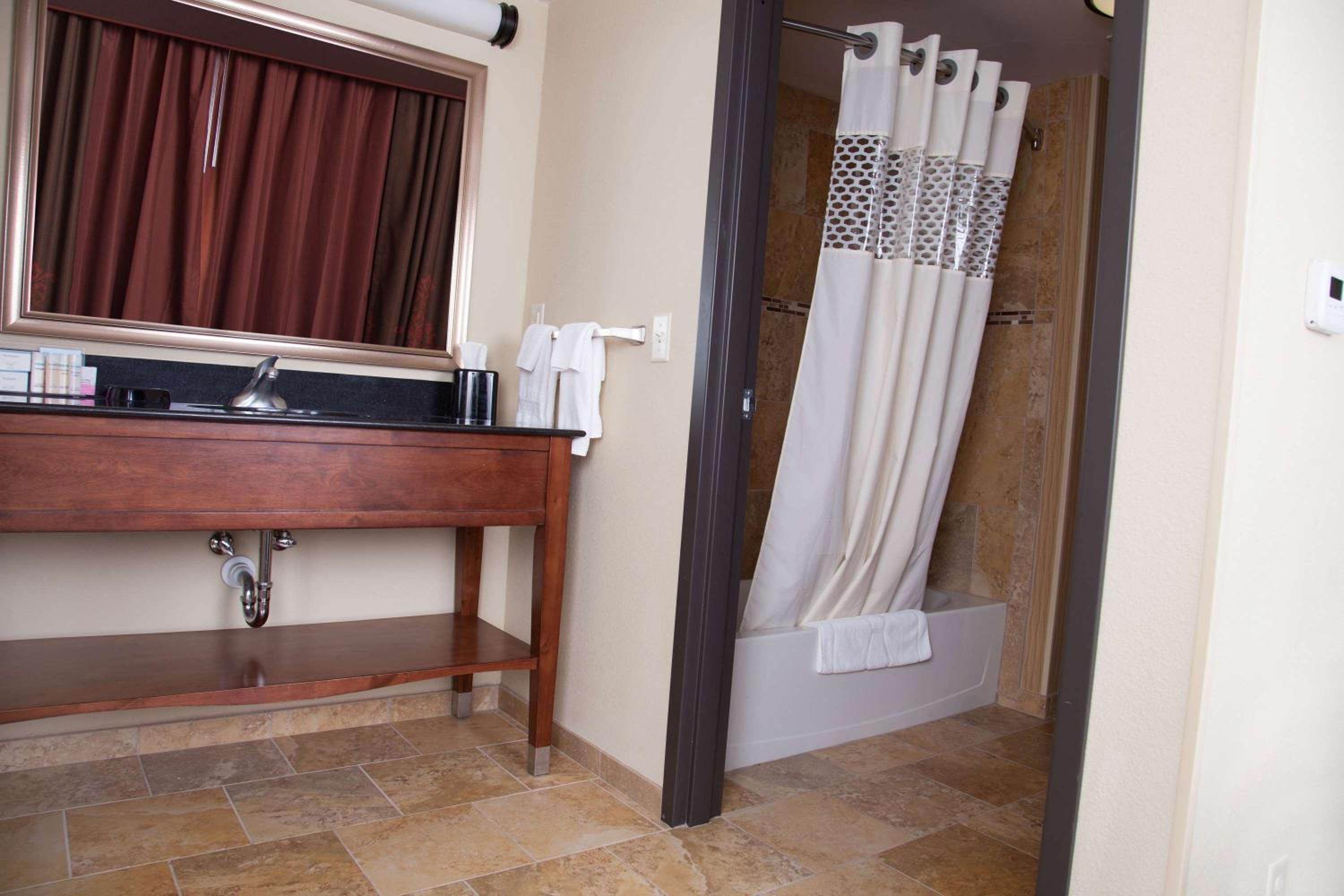 Queen Studio Suite with Two Queen Beds - Non-Smoking photo 3
