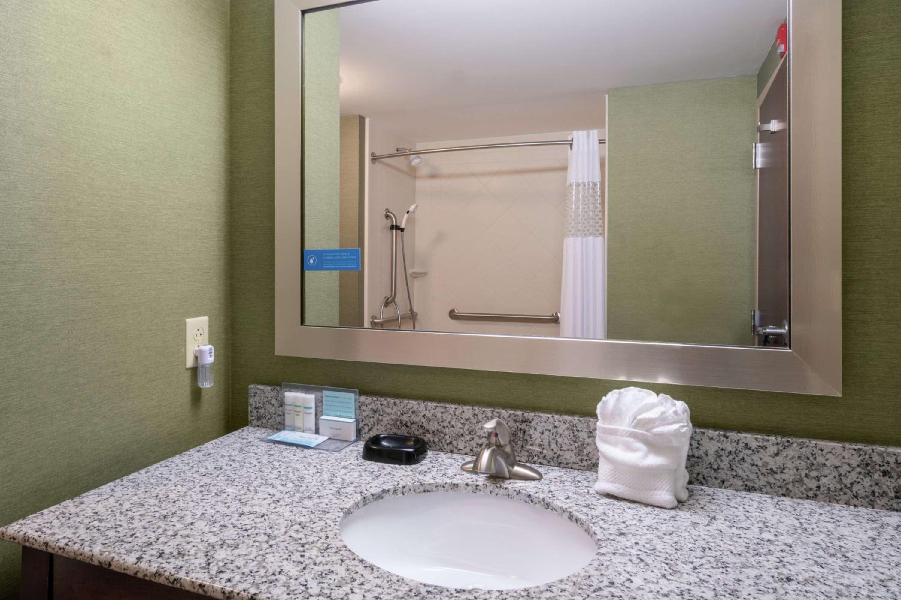 Queen Room with Two Queen Beds - Mobility and Hearing Access/Non-Smoking photo 3