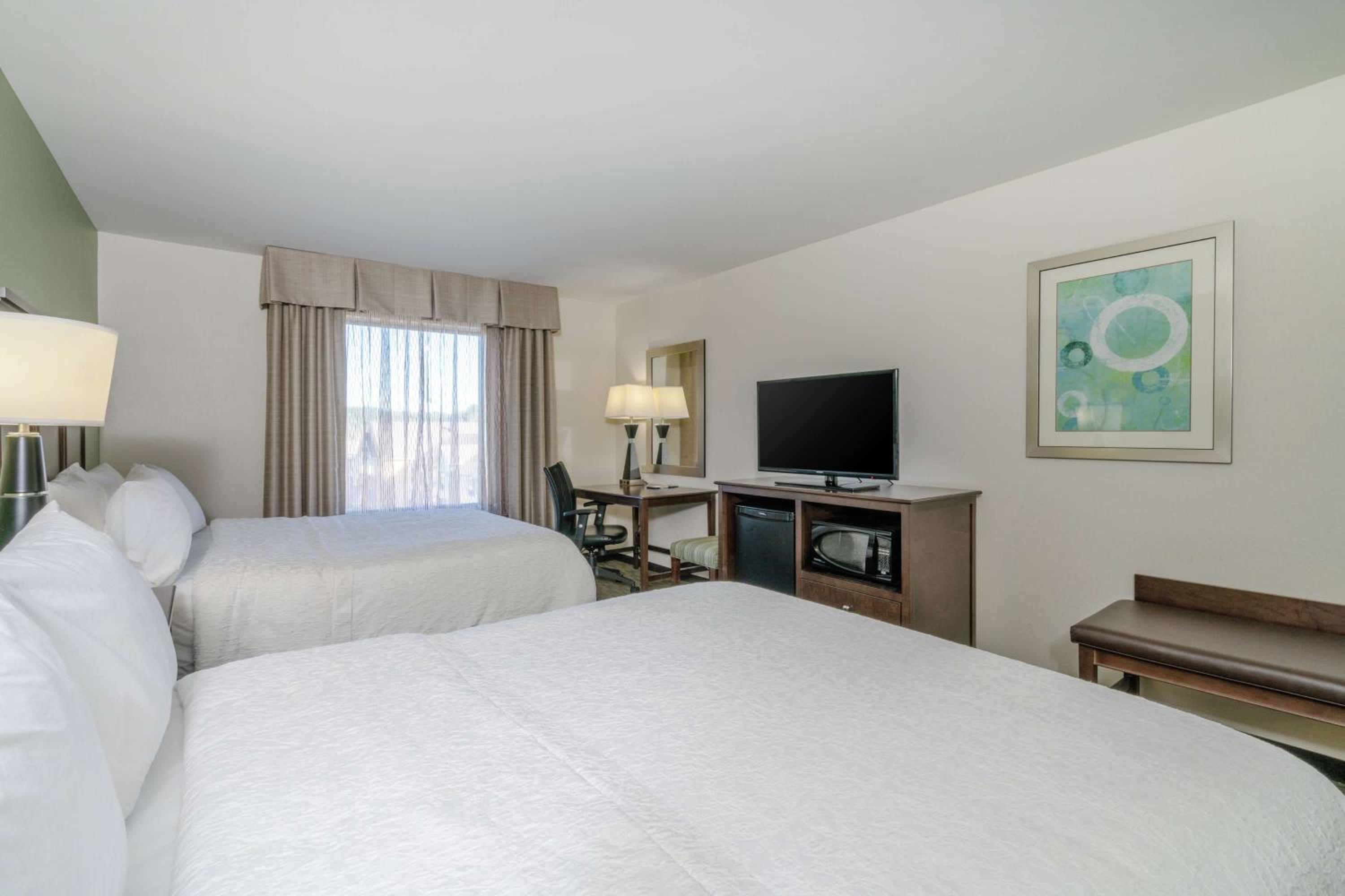 Room with Two Queen Beds - Non-Smoking photo 2