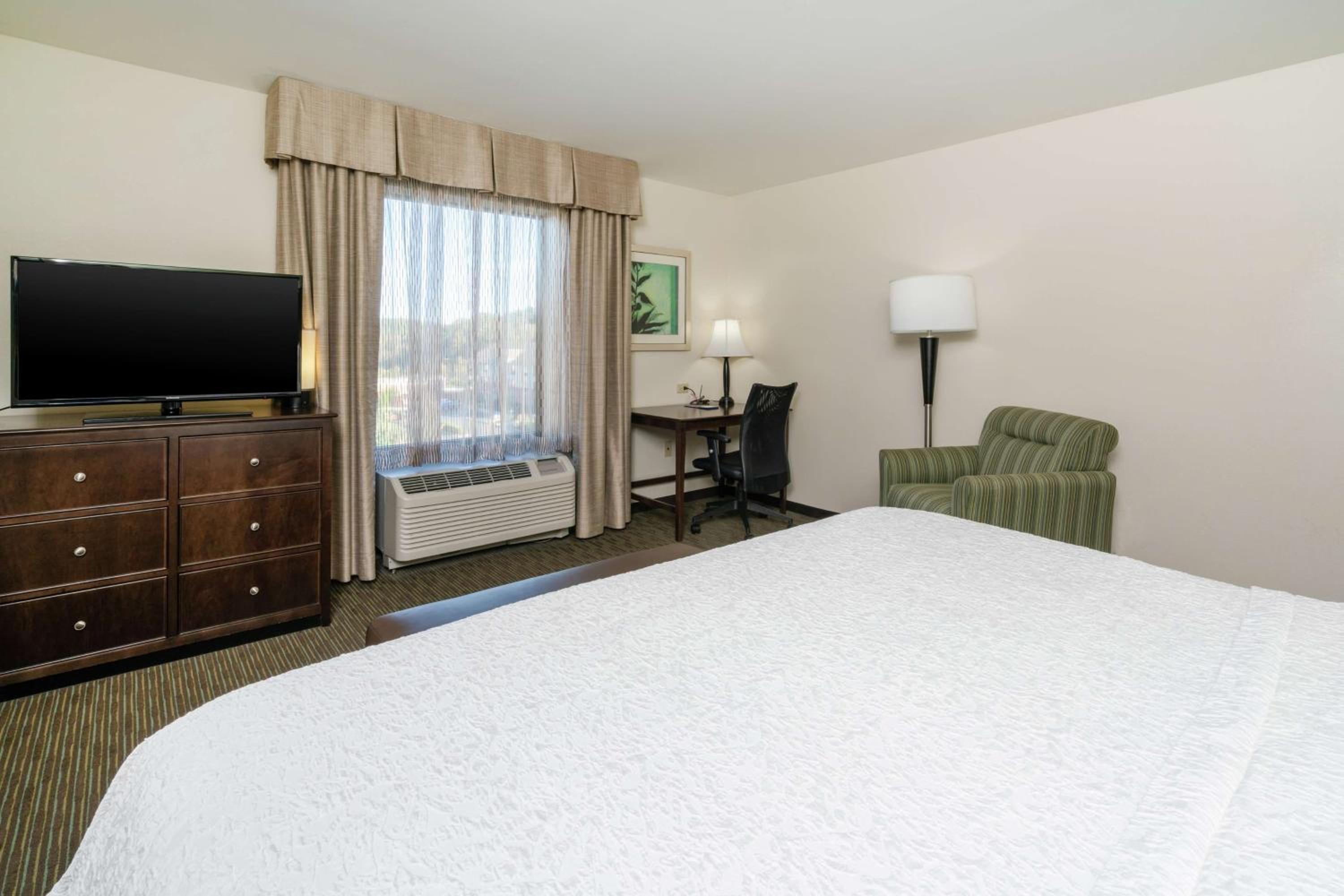 King Room with King Bed - Non-Smoking photo 2