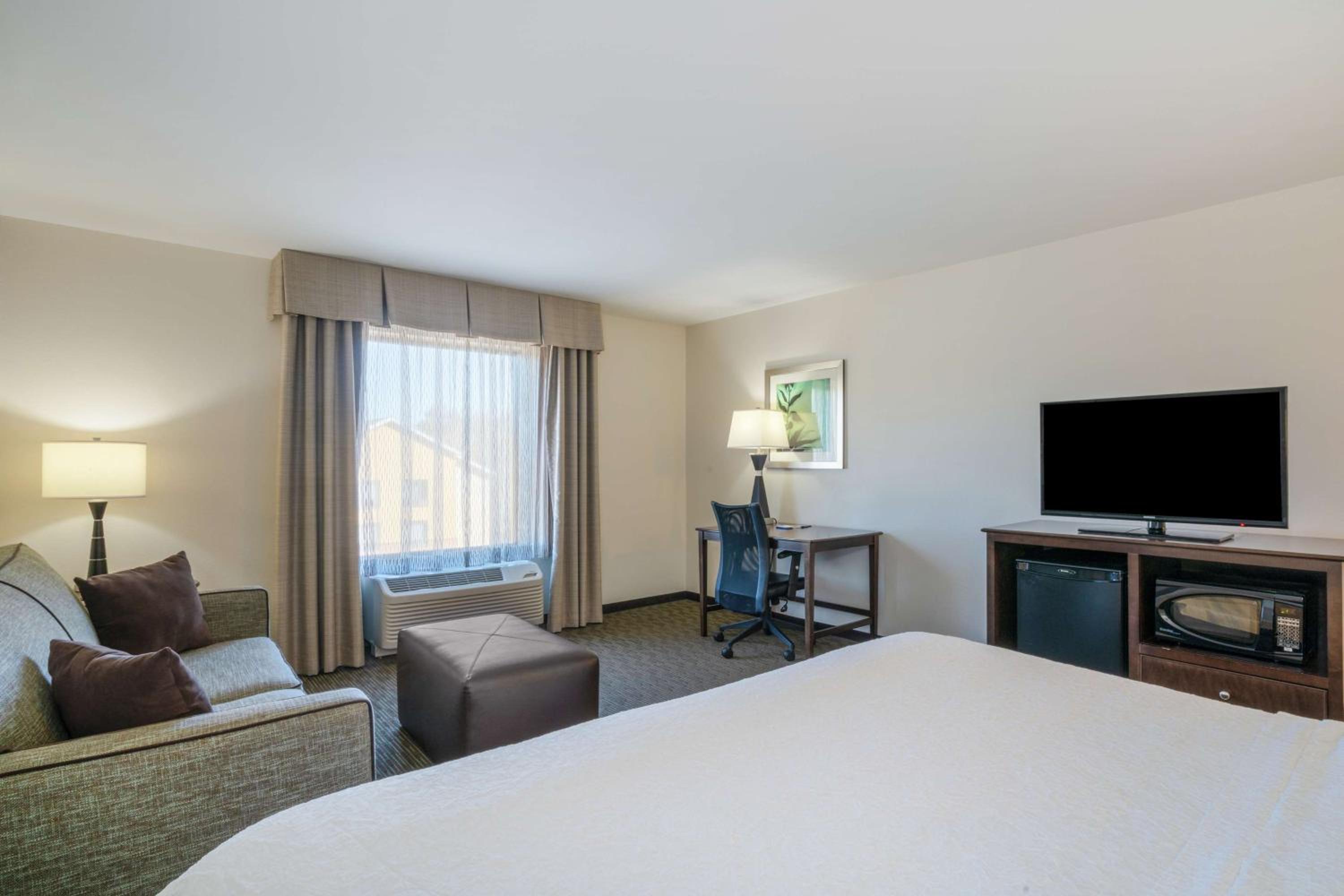 King Room with Sofa Bed - Non-Smoking photo 3