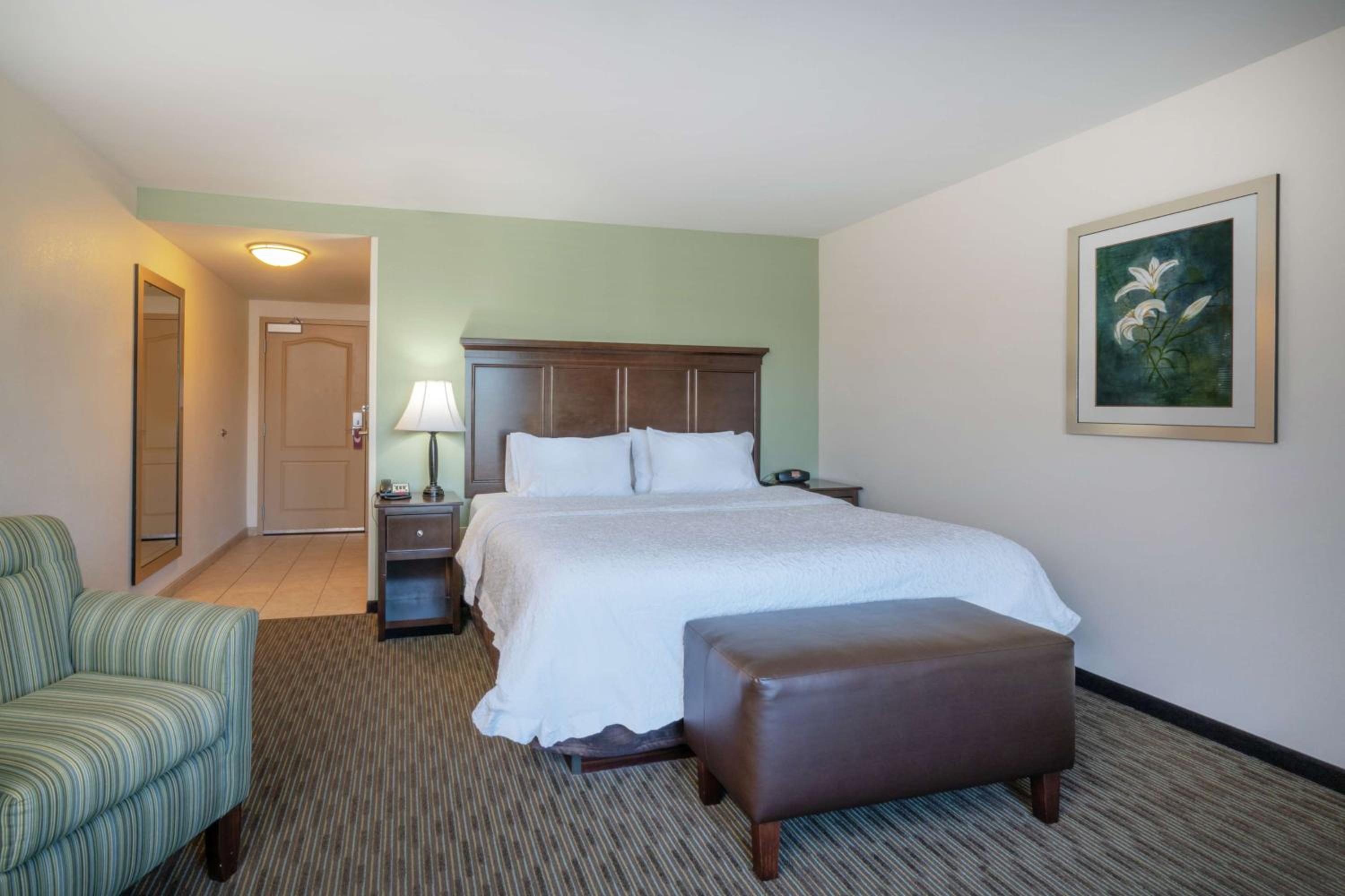 King Room with King Bed - Non-Smoking photo 3
