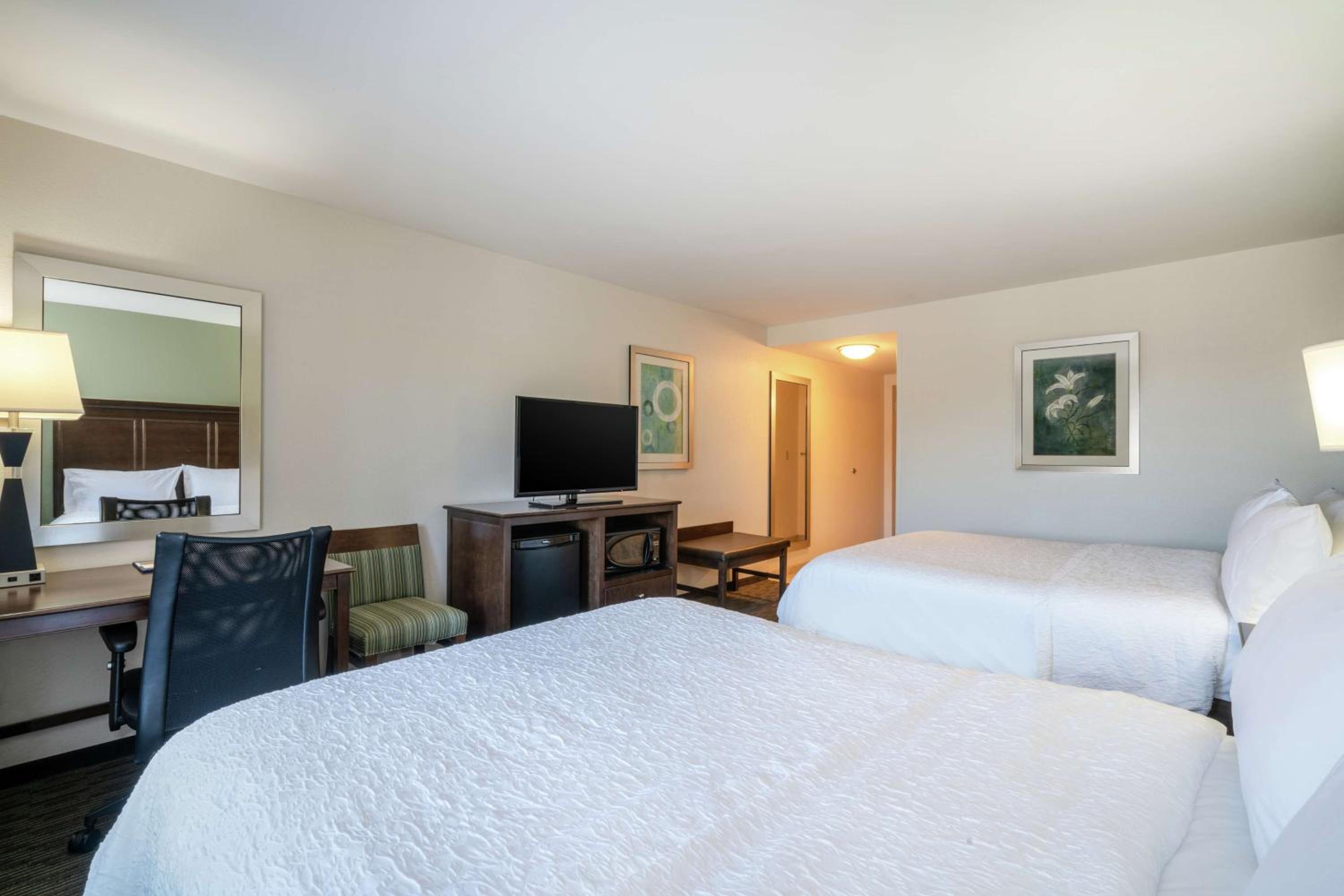 Room with Two Queen Beds - Non-Smoking photo 3