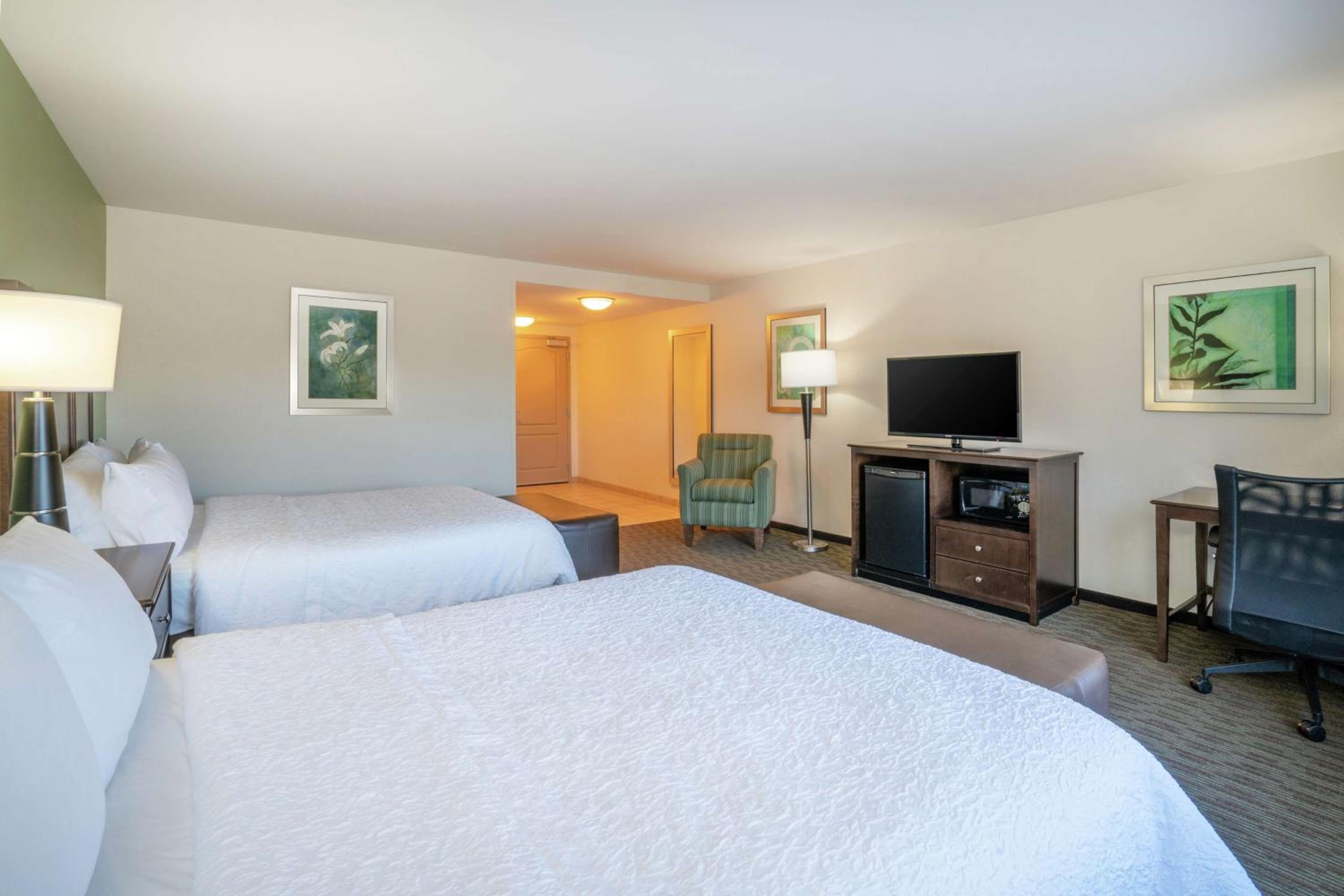 Queen Room with Two Queen Beds - Mobility and Hearing Access/Non-Smoking photo 2